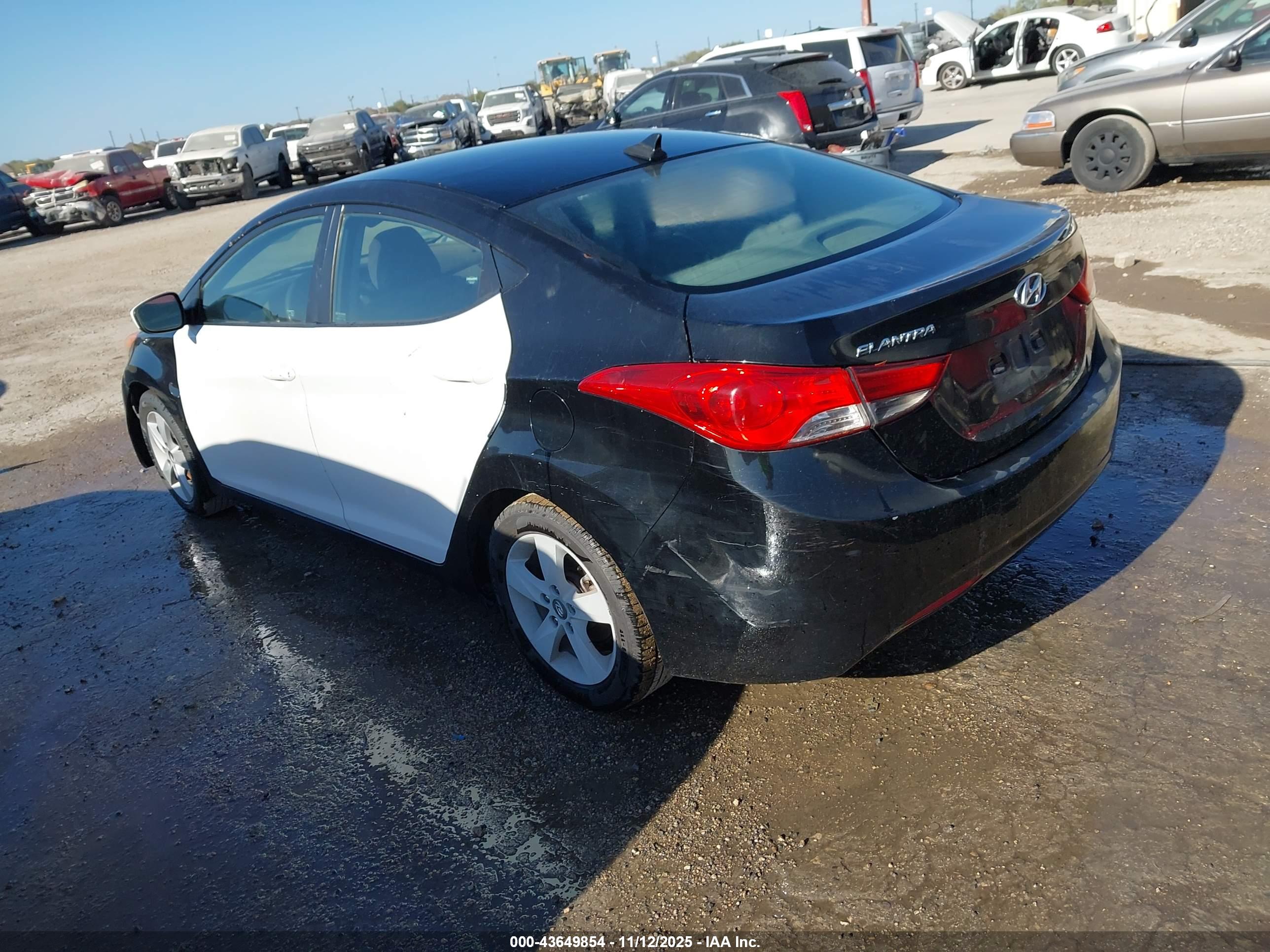 HYUNDAI ELANTRA image 3