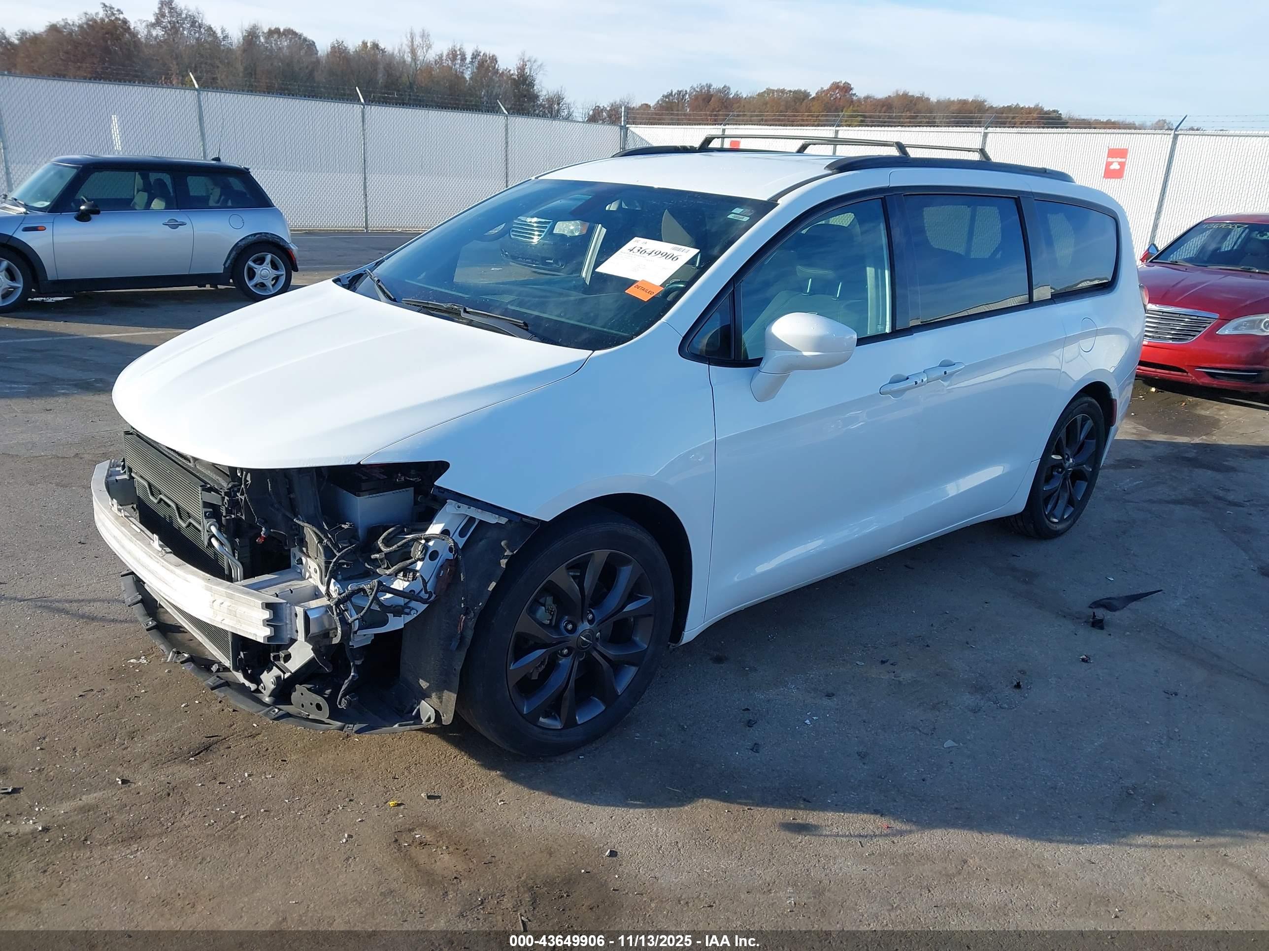CHRYSLER PACIFICA image 2
