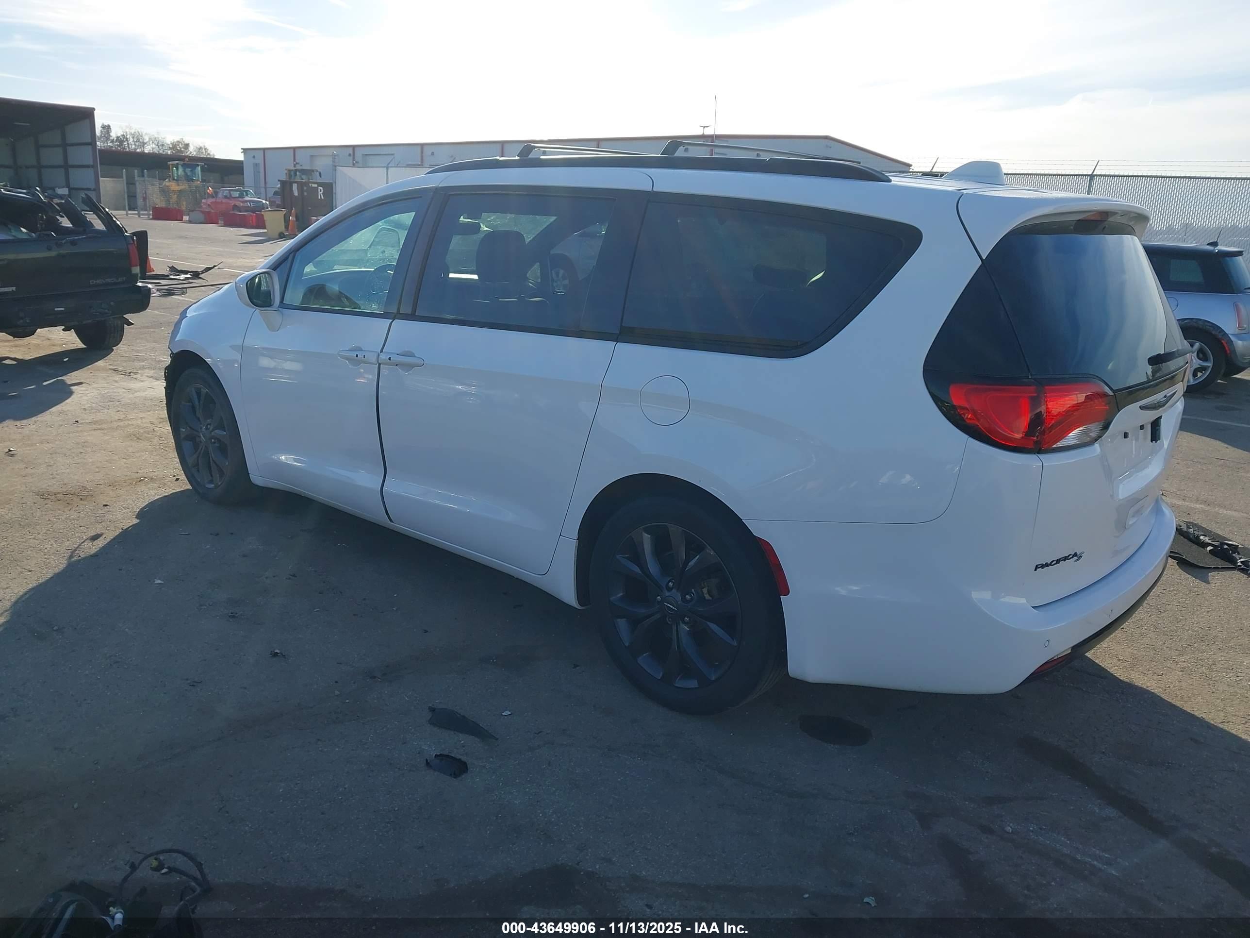 CHRYSLER PACIFICA image 3