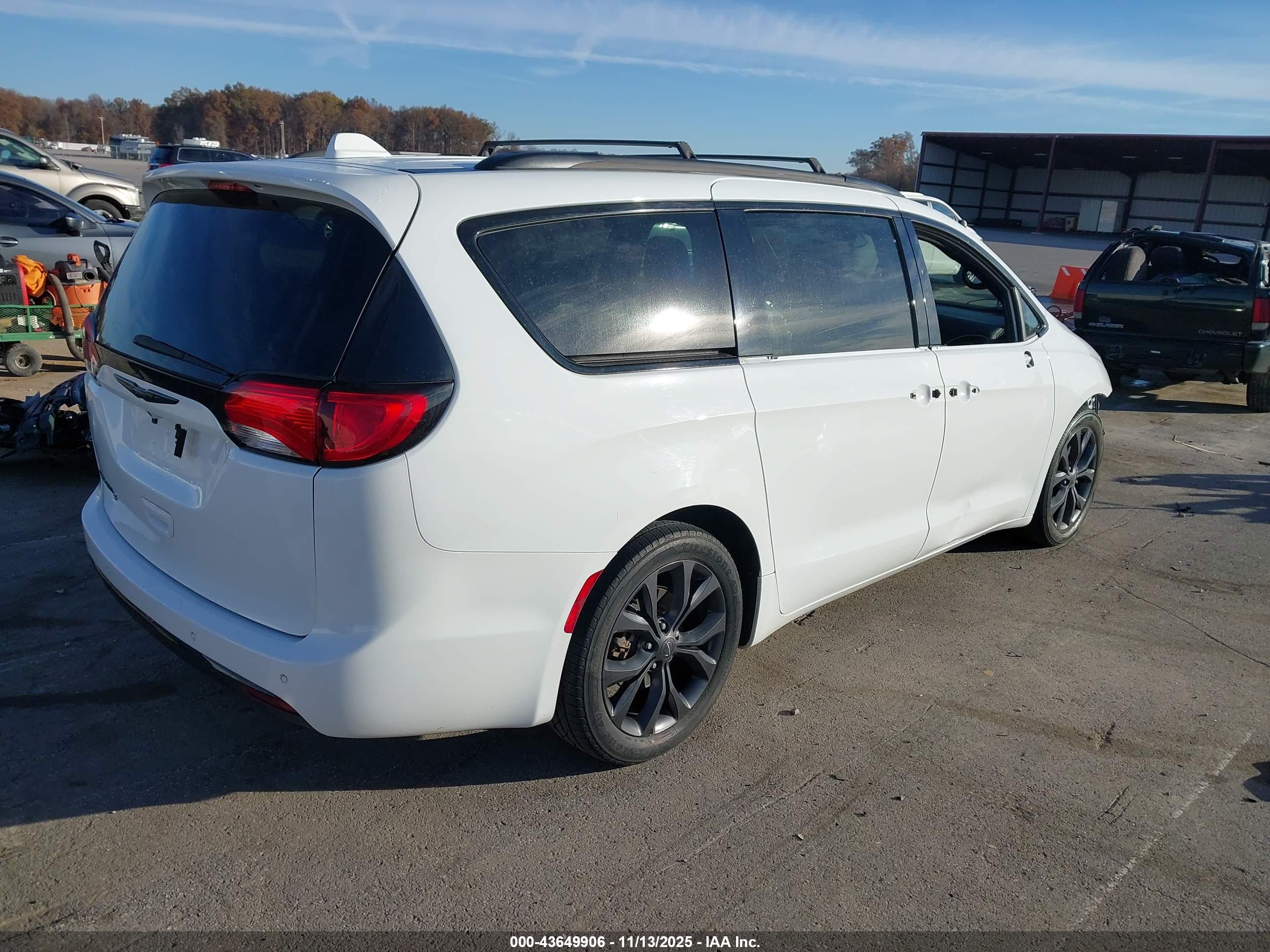 CHRYSLER PACIFICA image 4