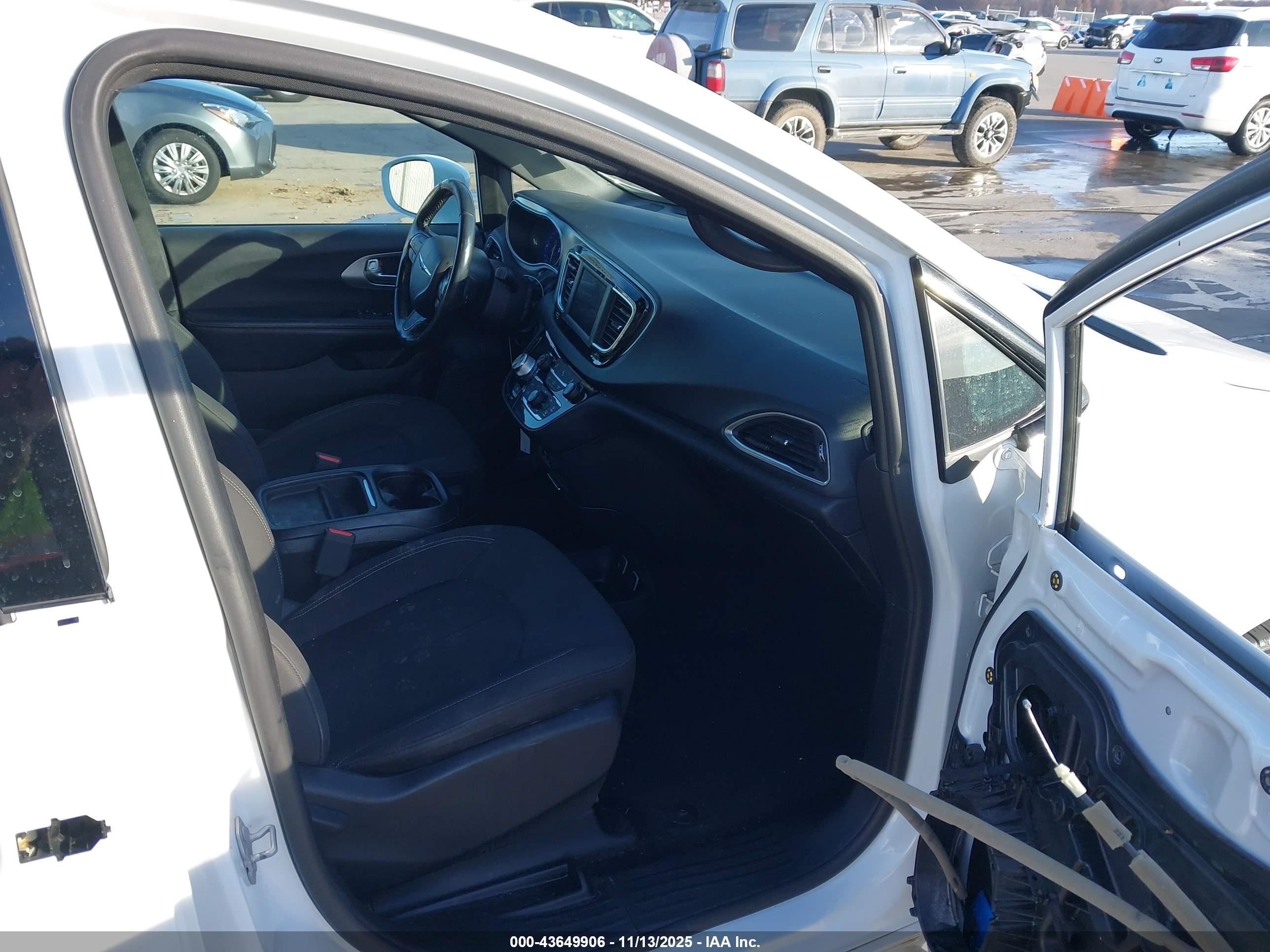 CHRYSLER PACIFICA image 5