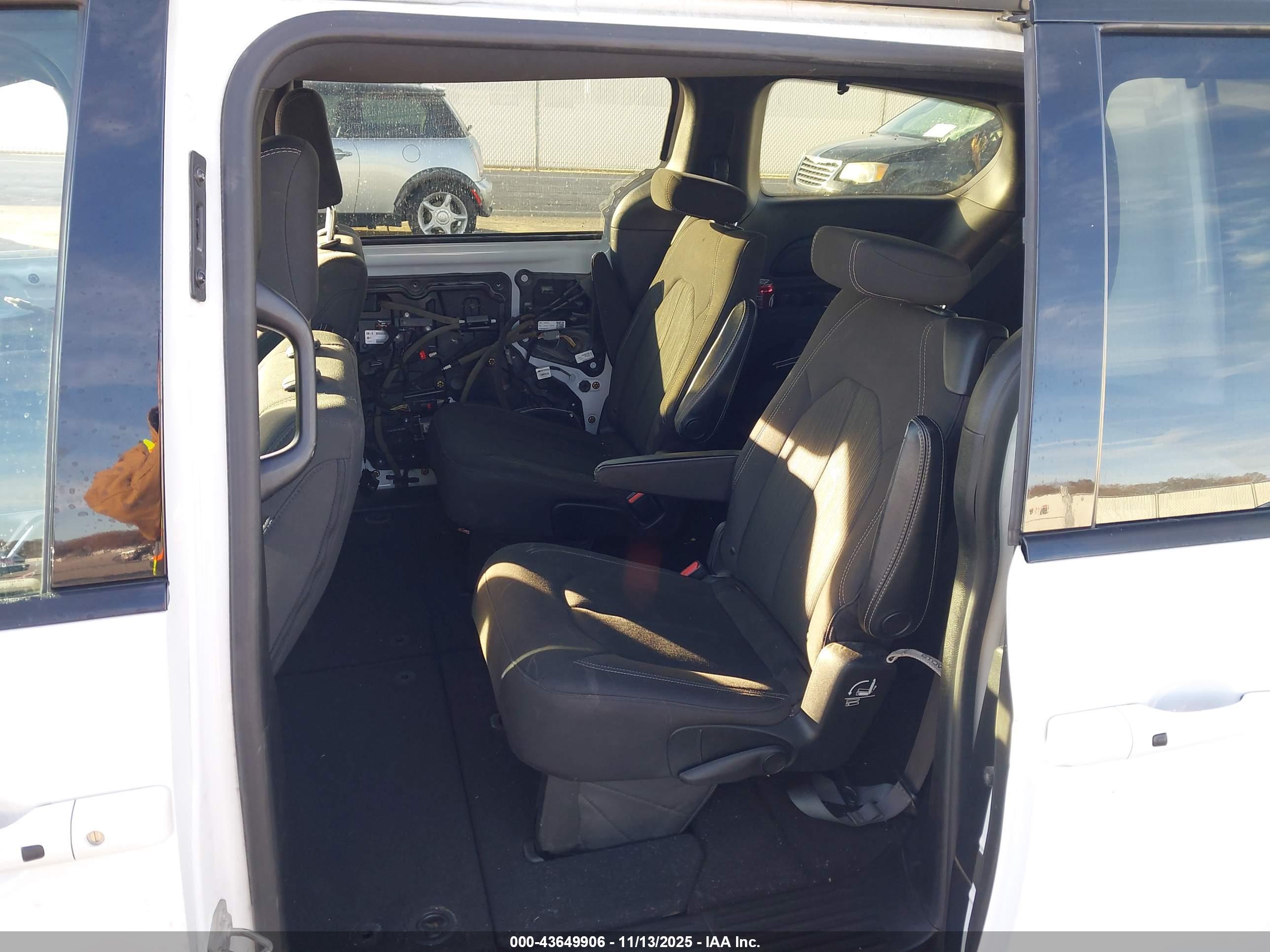CHRYSLER PACIFICA image 8