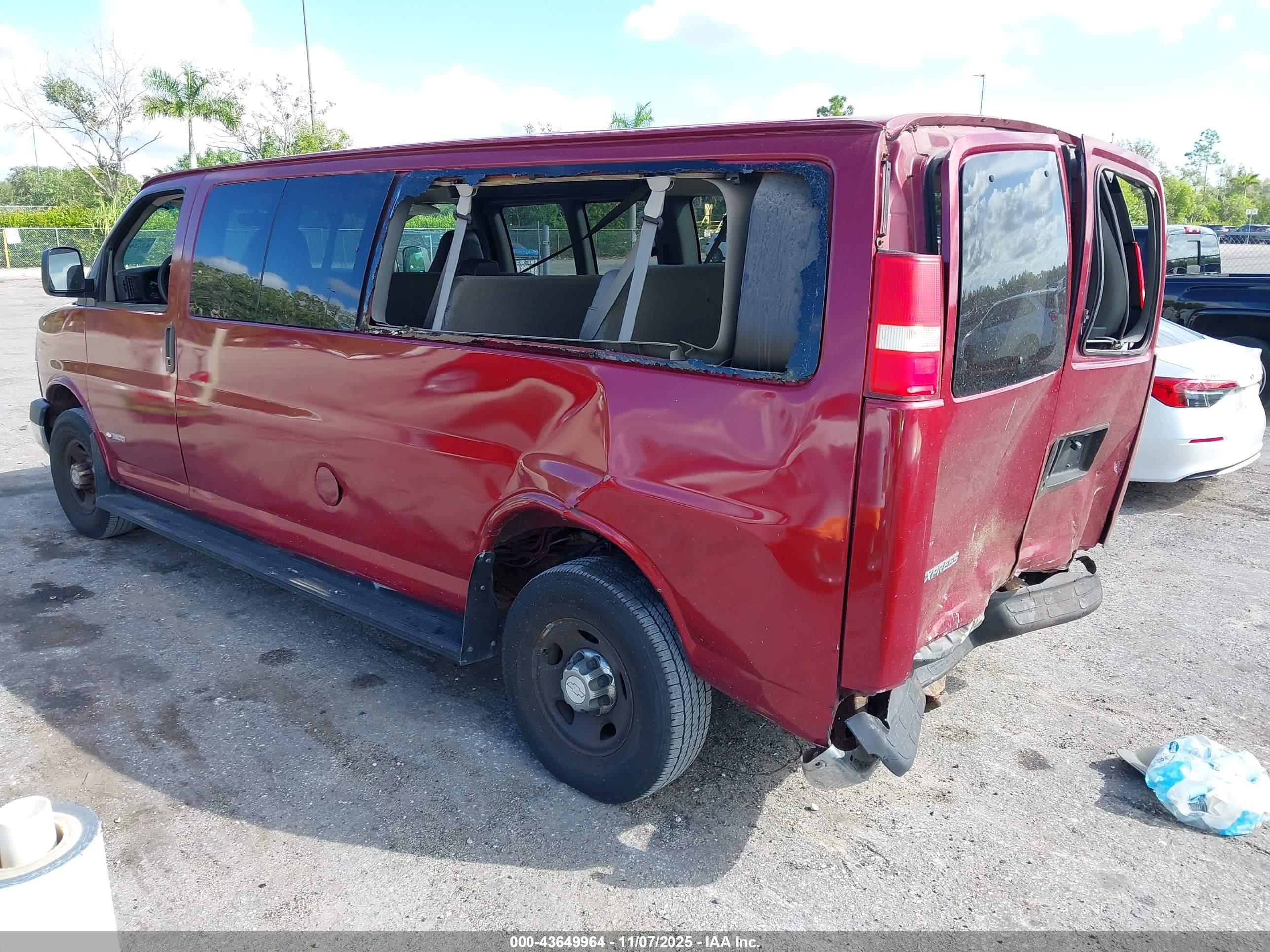 CHEVROLET EXPRESS image 3