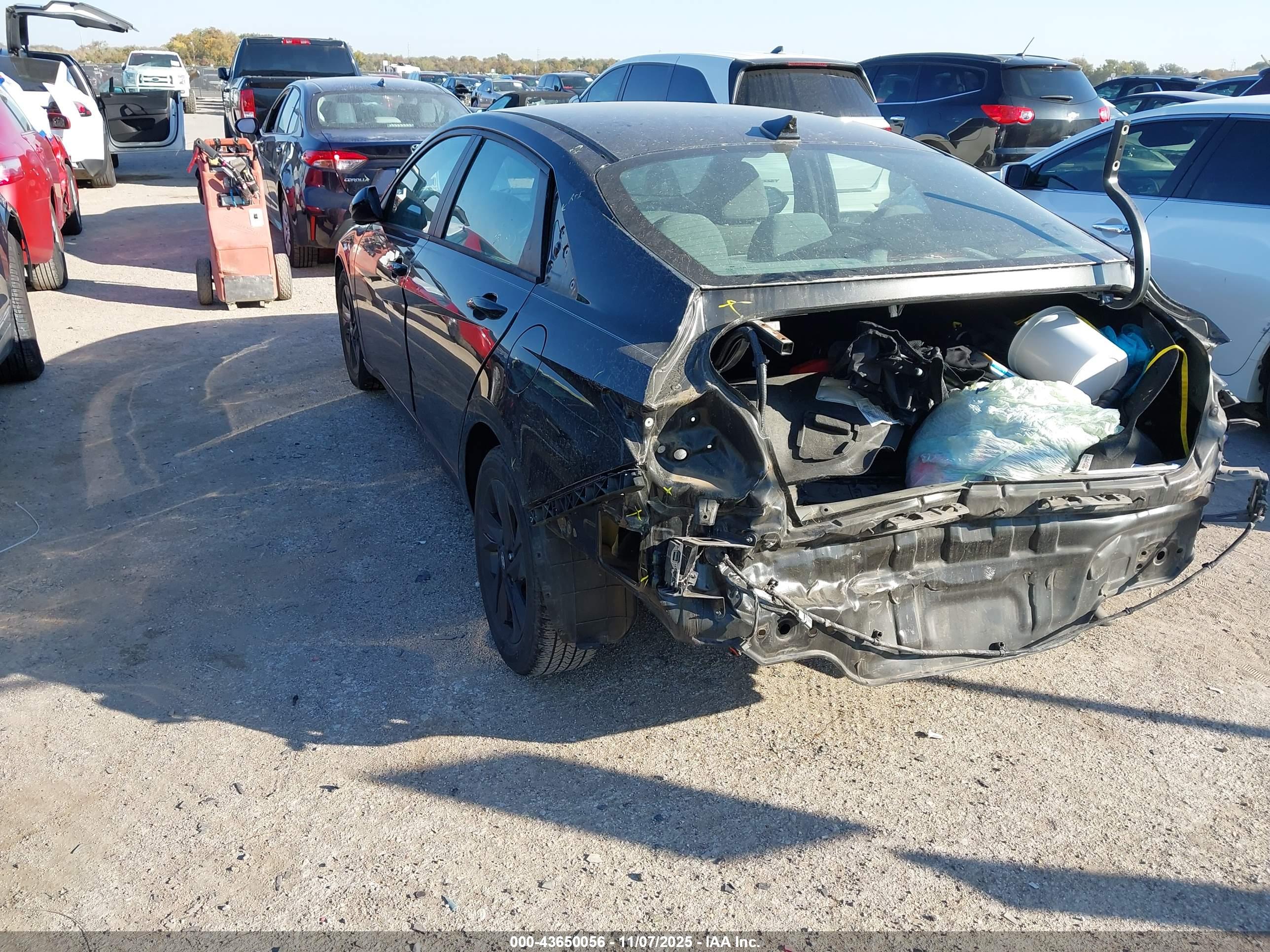 HYUNDAI ELANTRA image 3