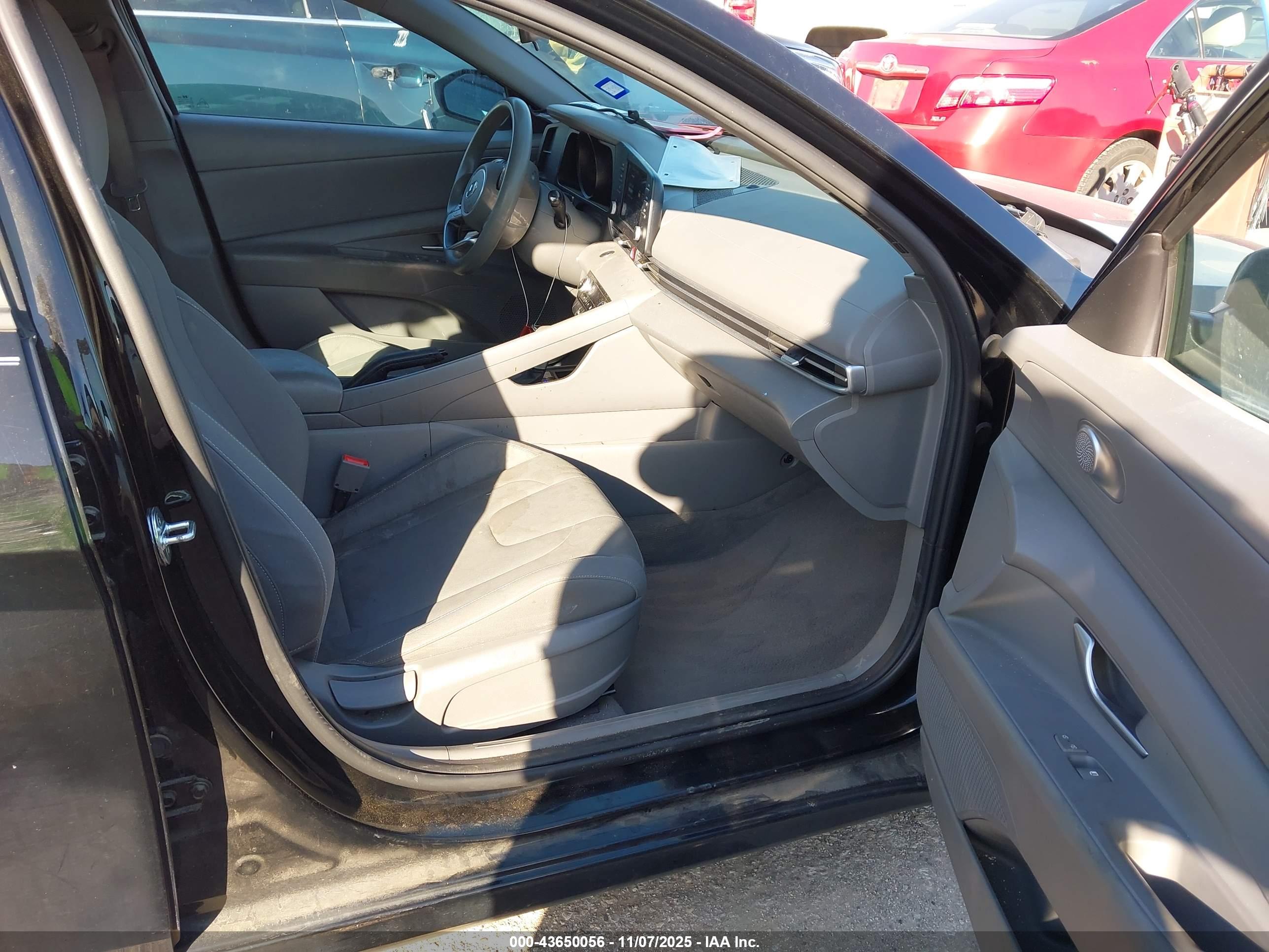 HYUNDAI ELANTRA image 5