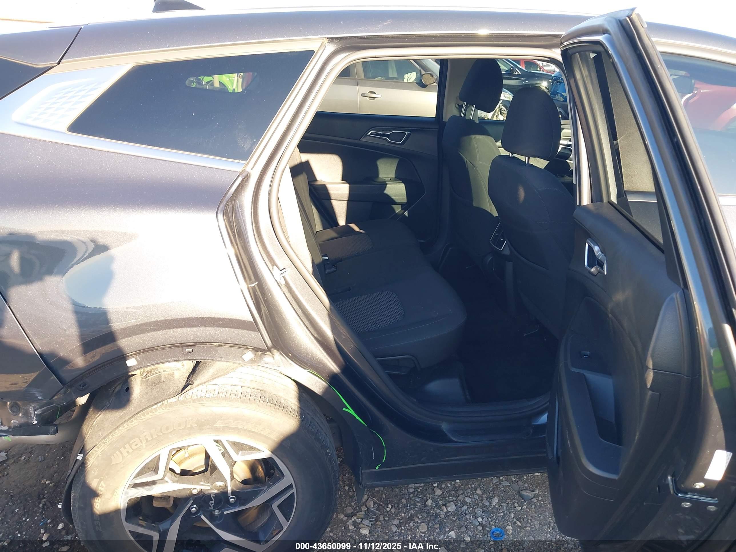 KIA SPORTAGE image 8