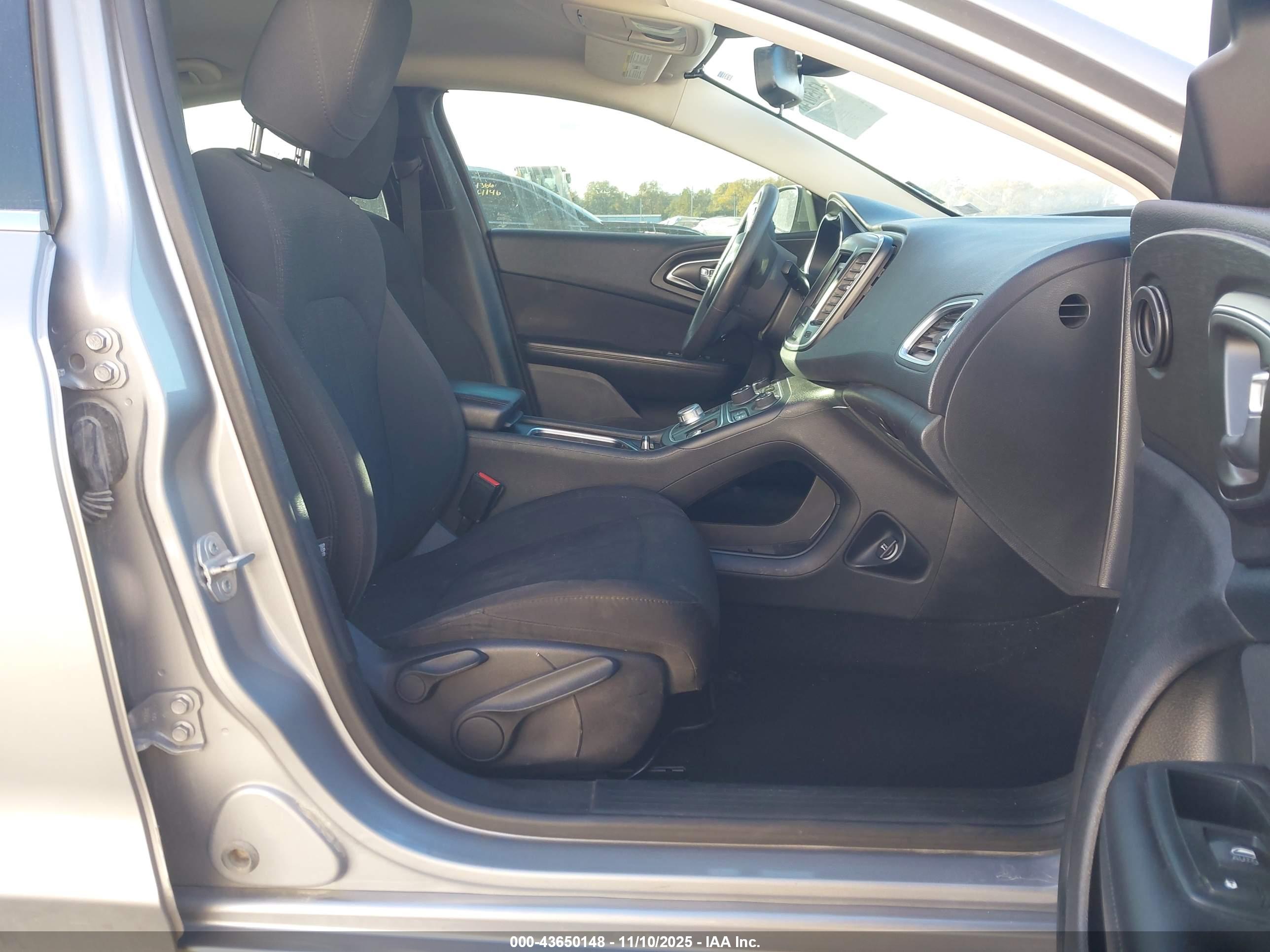 CHRYSLER 200 image 5