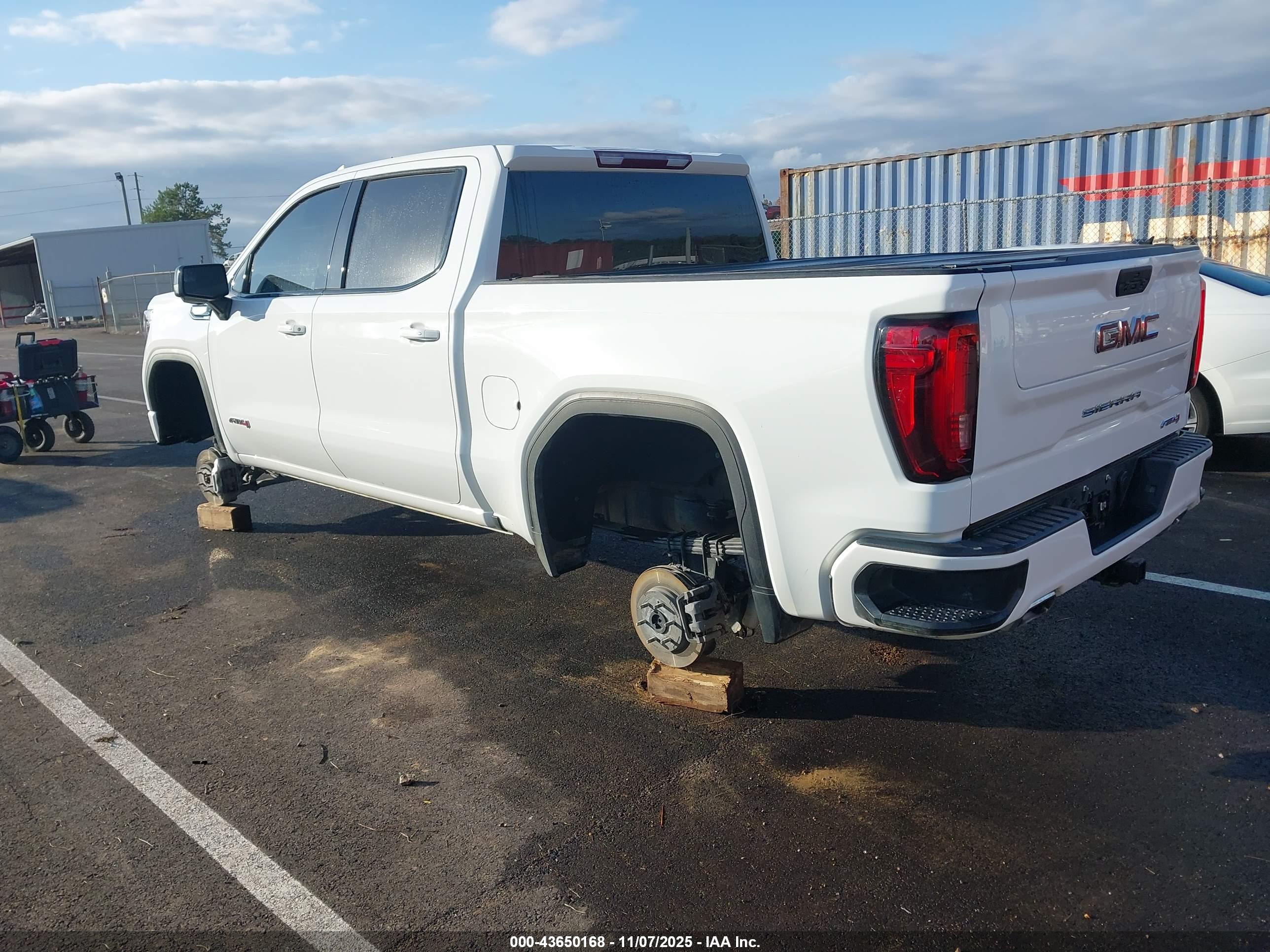 GMC SIERRA image 3