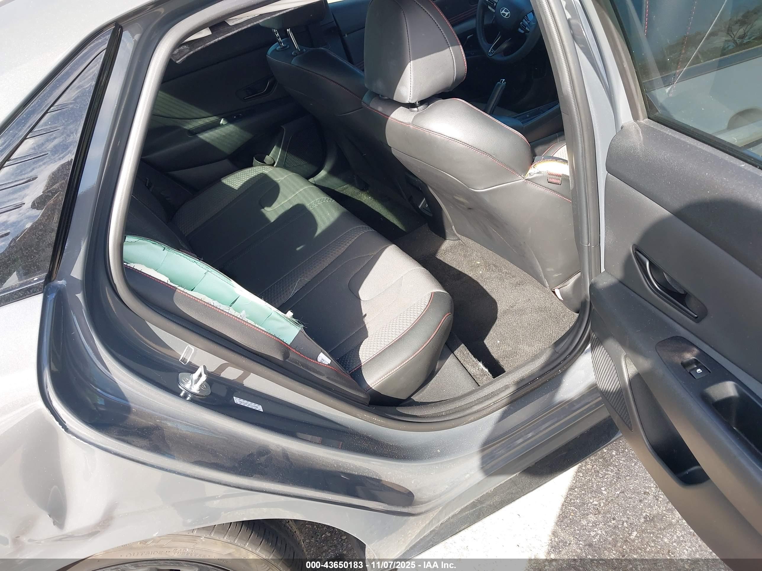 HYUNDAI ELANTRA image 8