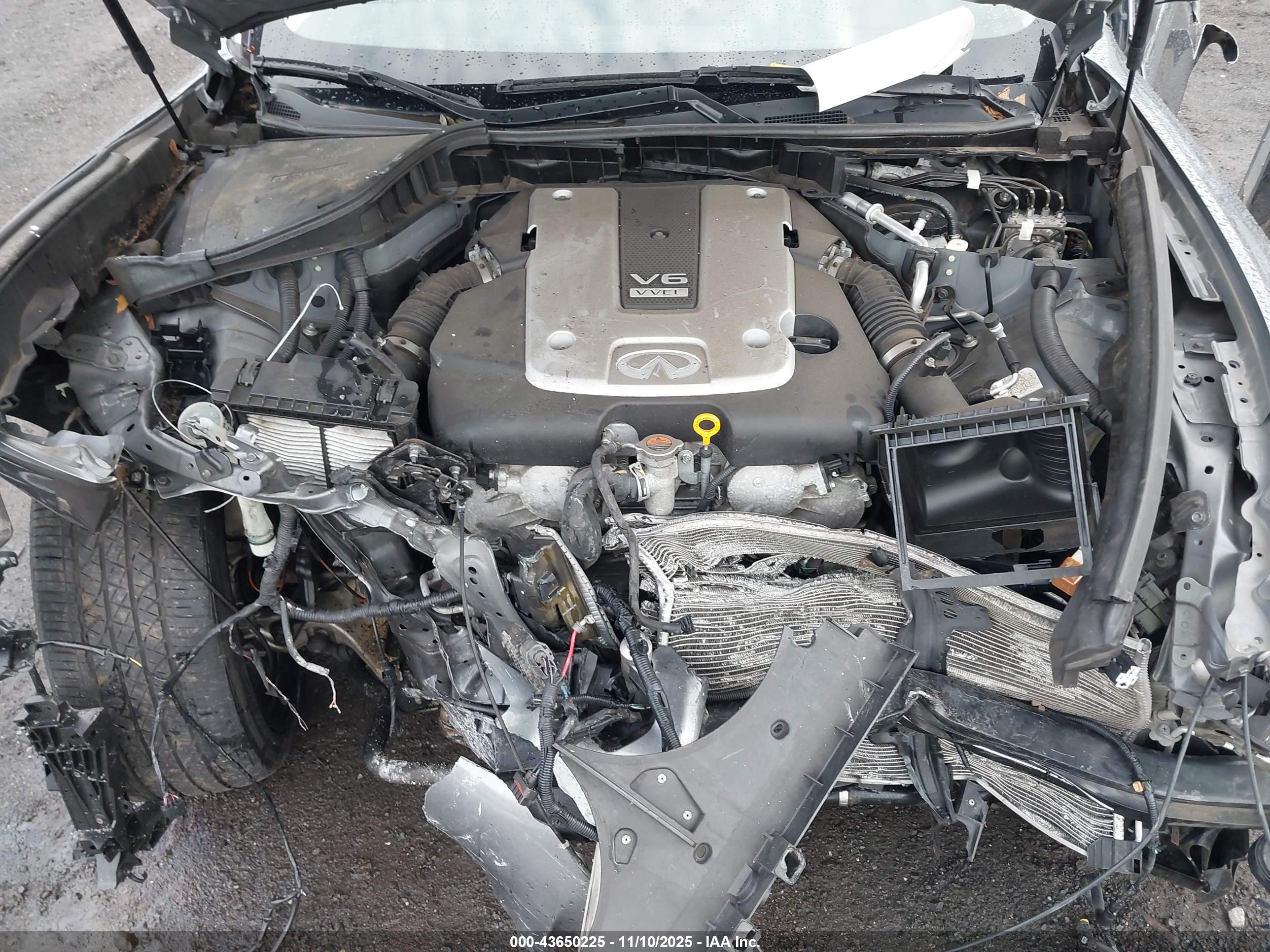 INFINITI Q70L image 10