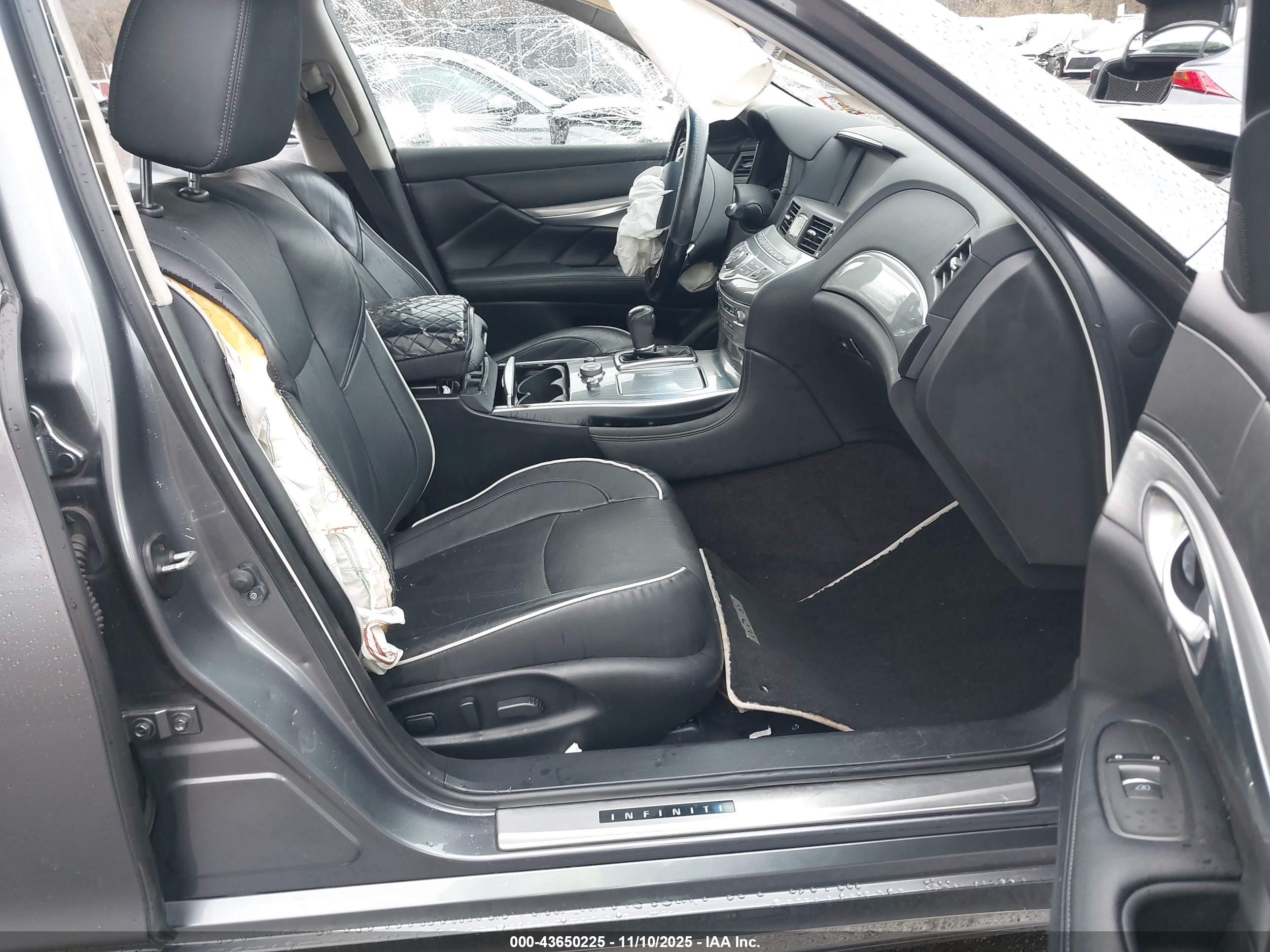 INFINITI Q70L image 5
