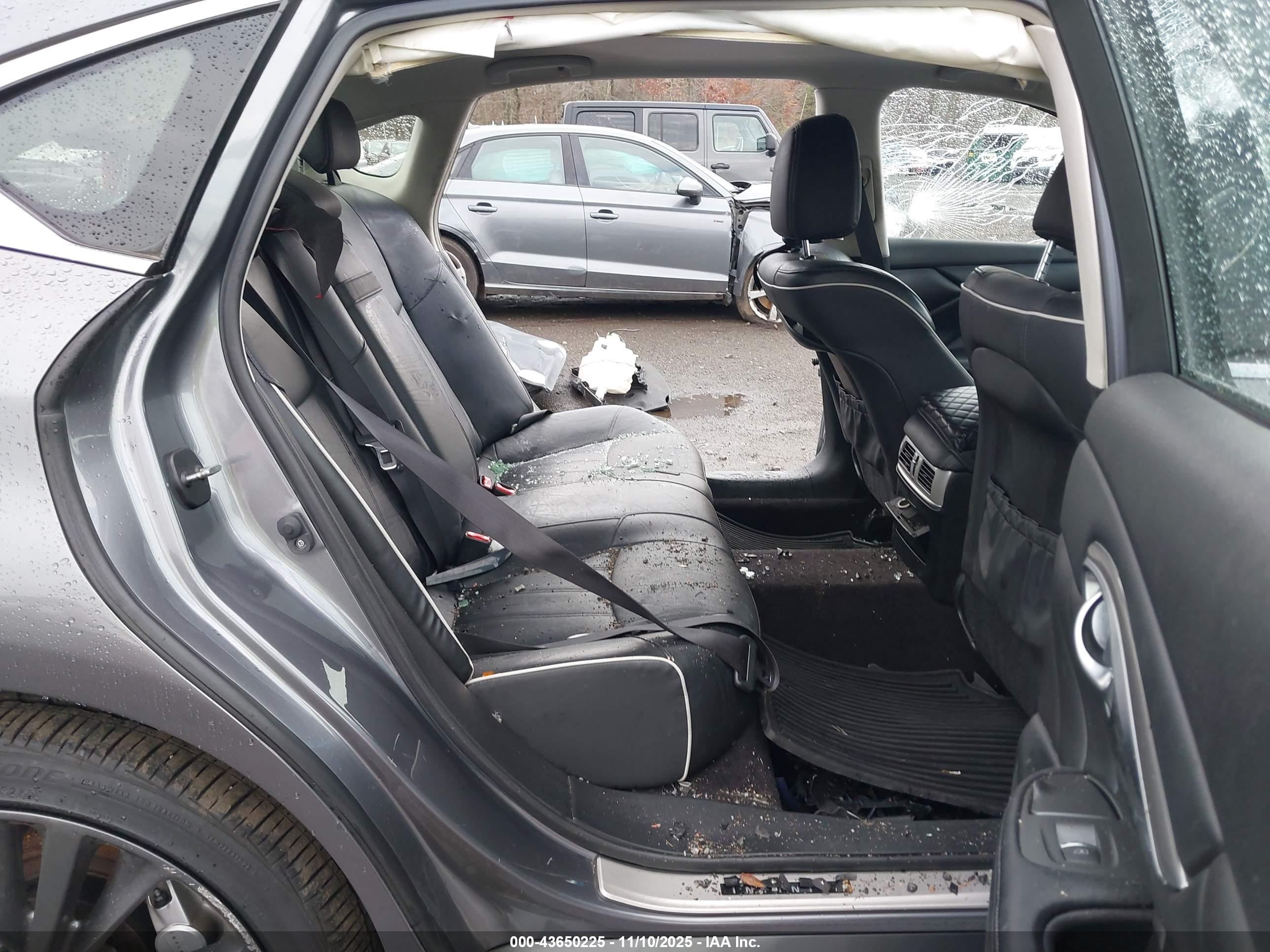 INFINITI Q70L image 8