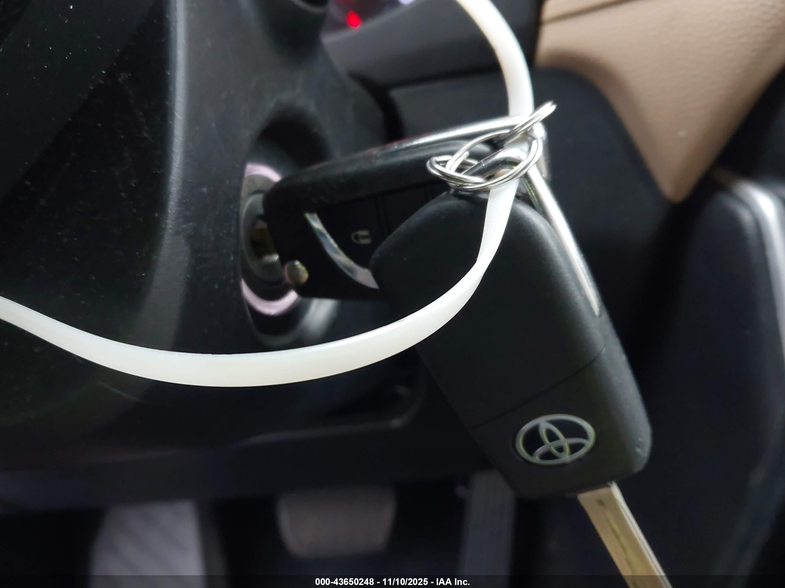 TOYOTA RAV4 image 11