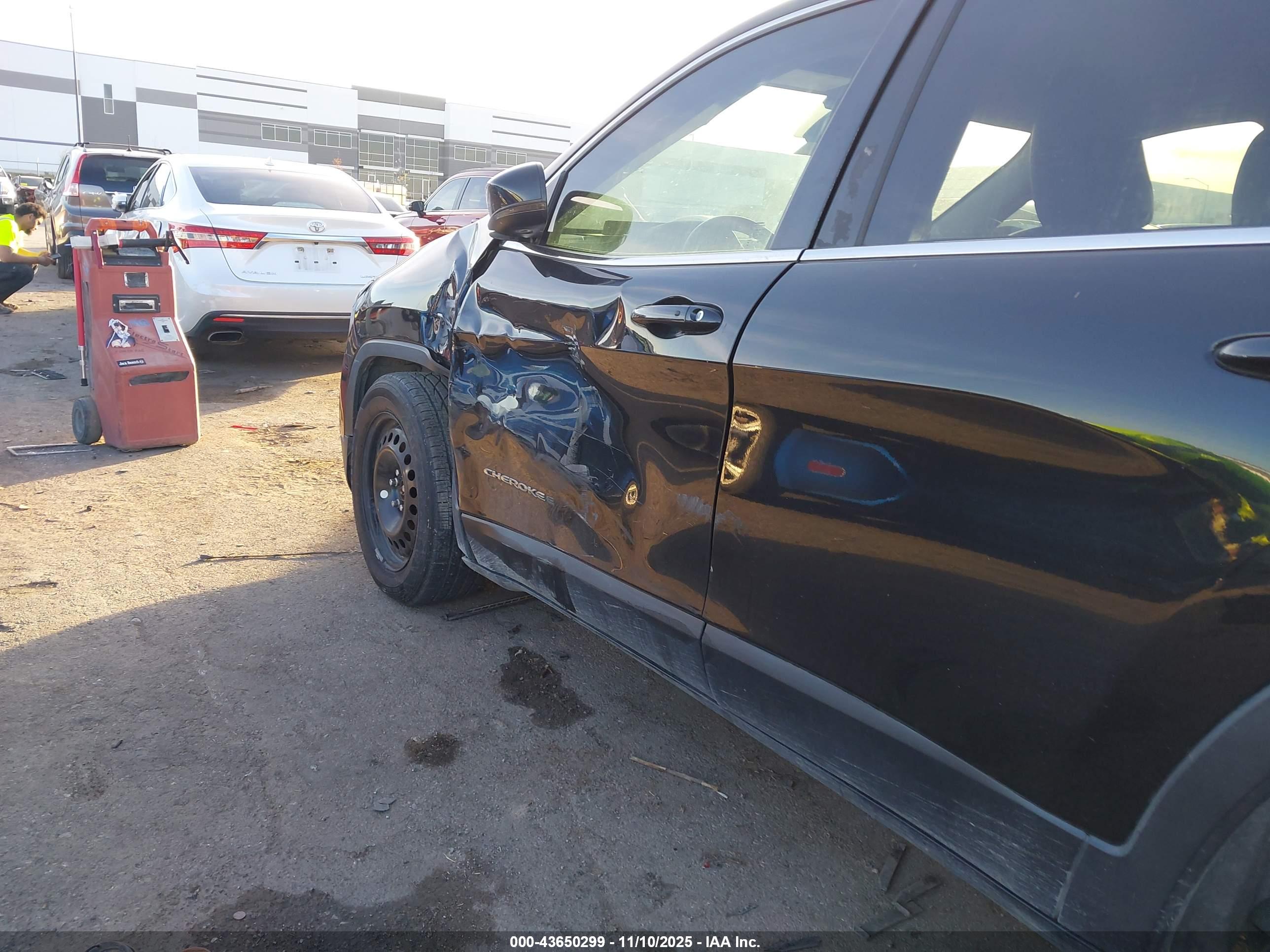 JEEP CHEROKEE image 6