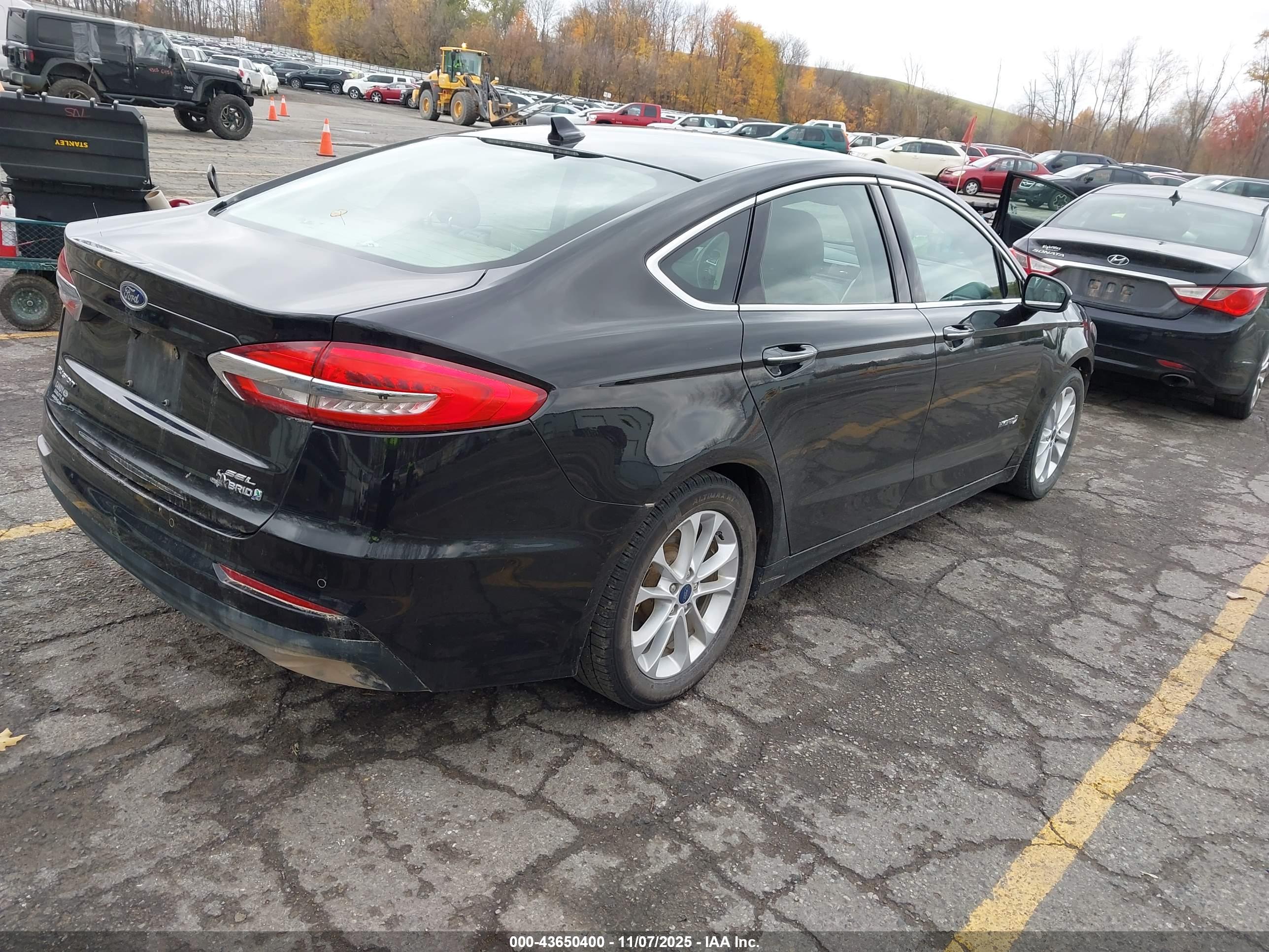FORD FUSION image 4