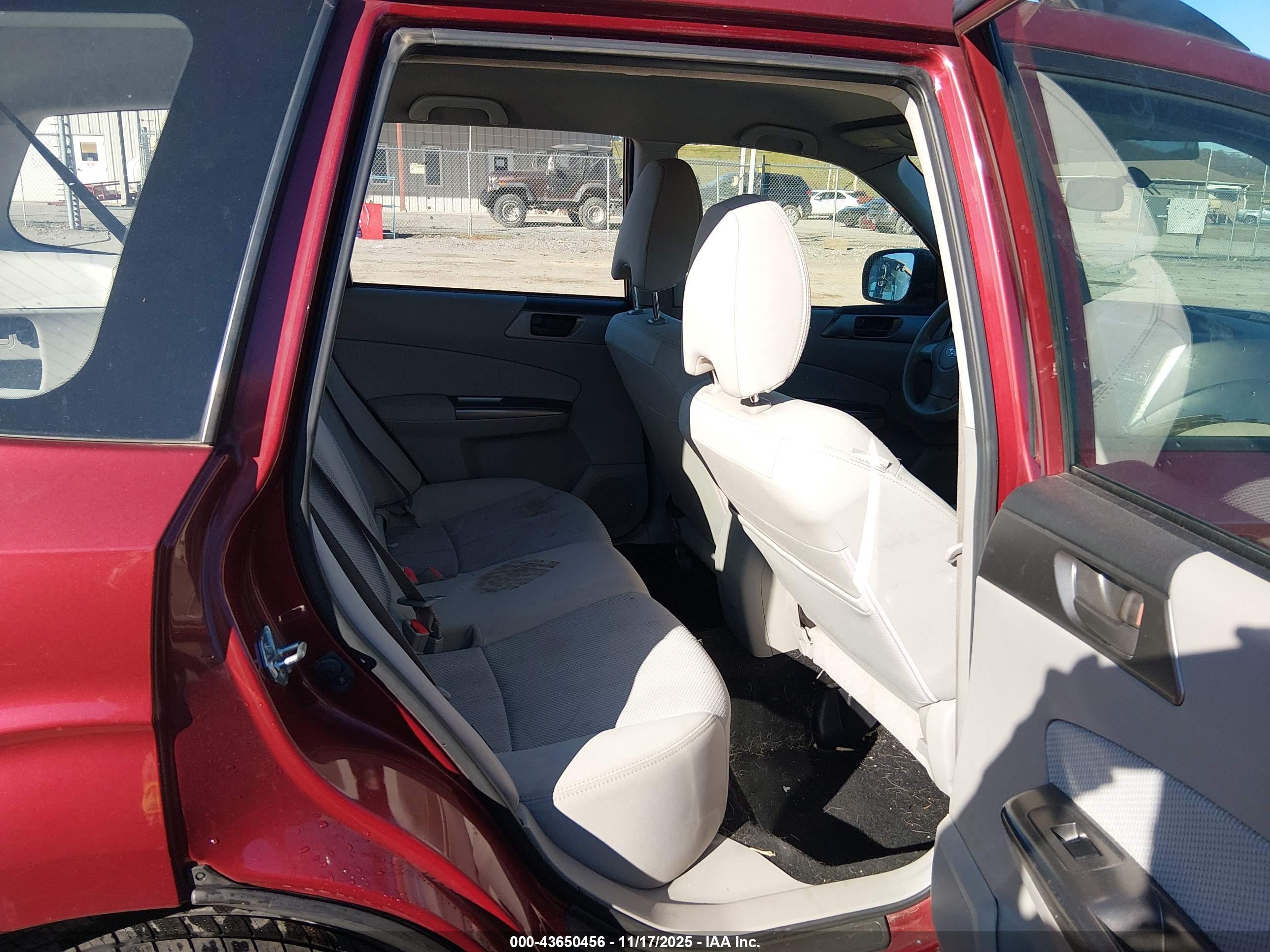 SUBARU FORESTER image 8