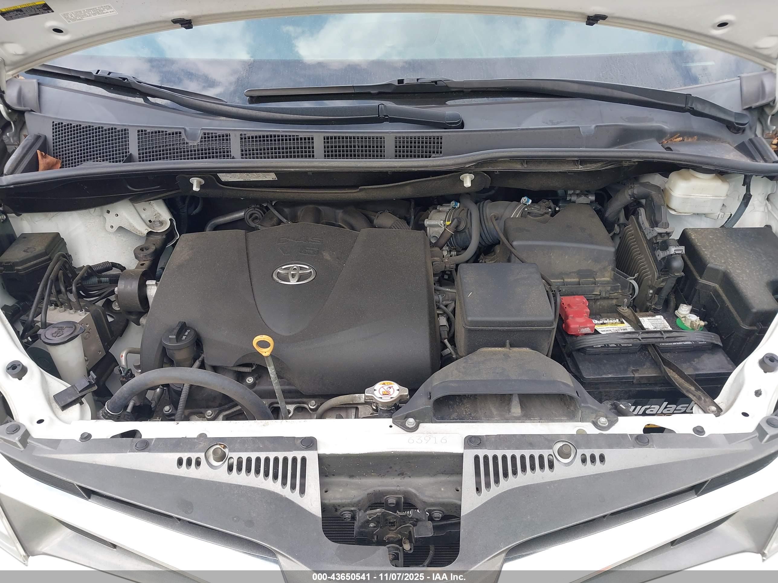 TOYOTA SIENNA image 10