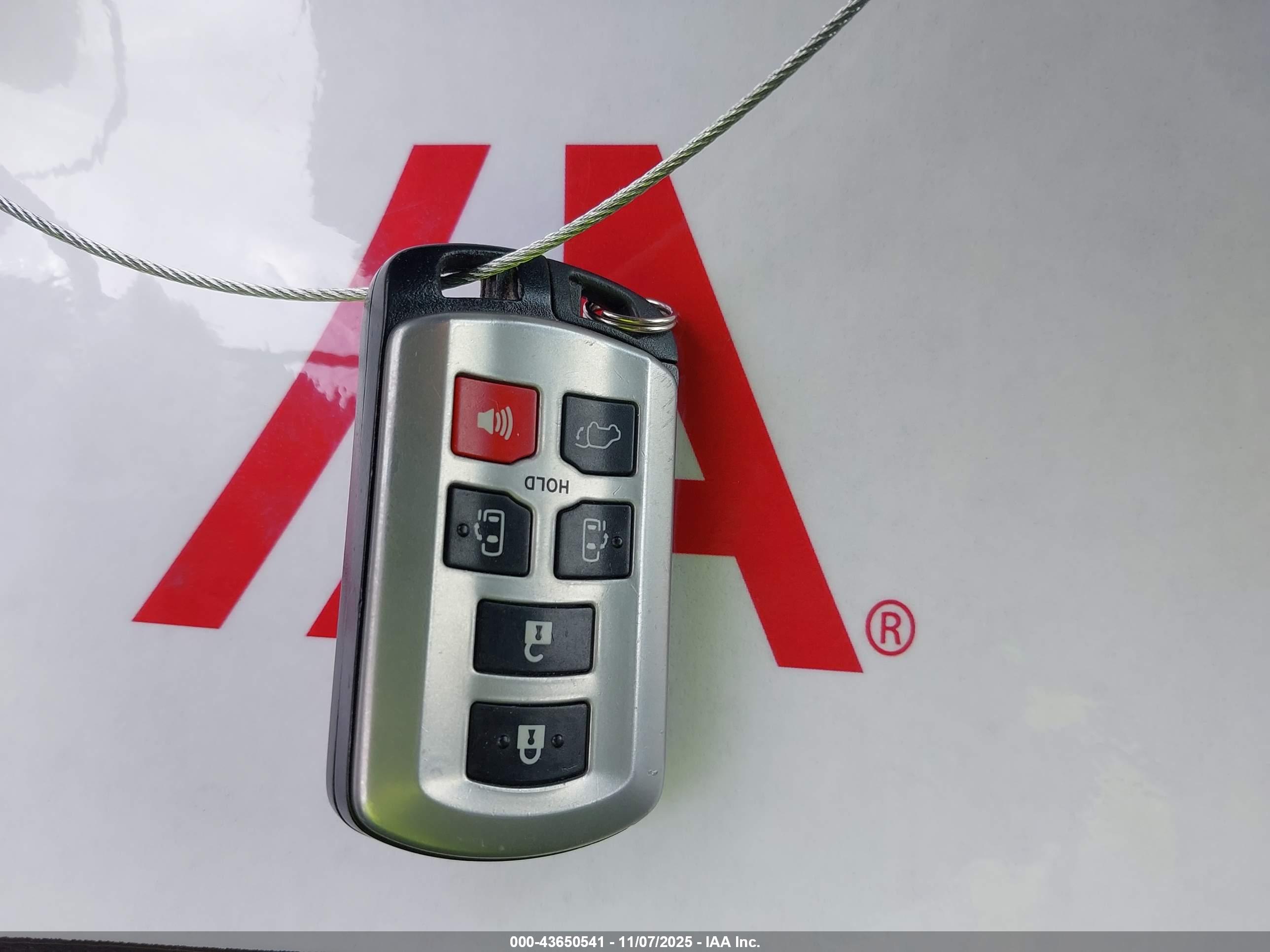 TOYOTA SIENNA image 11