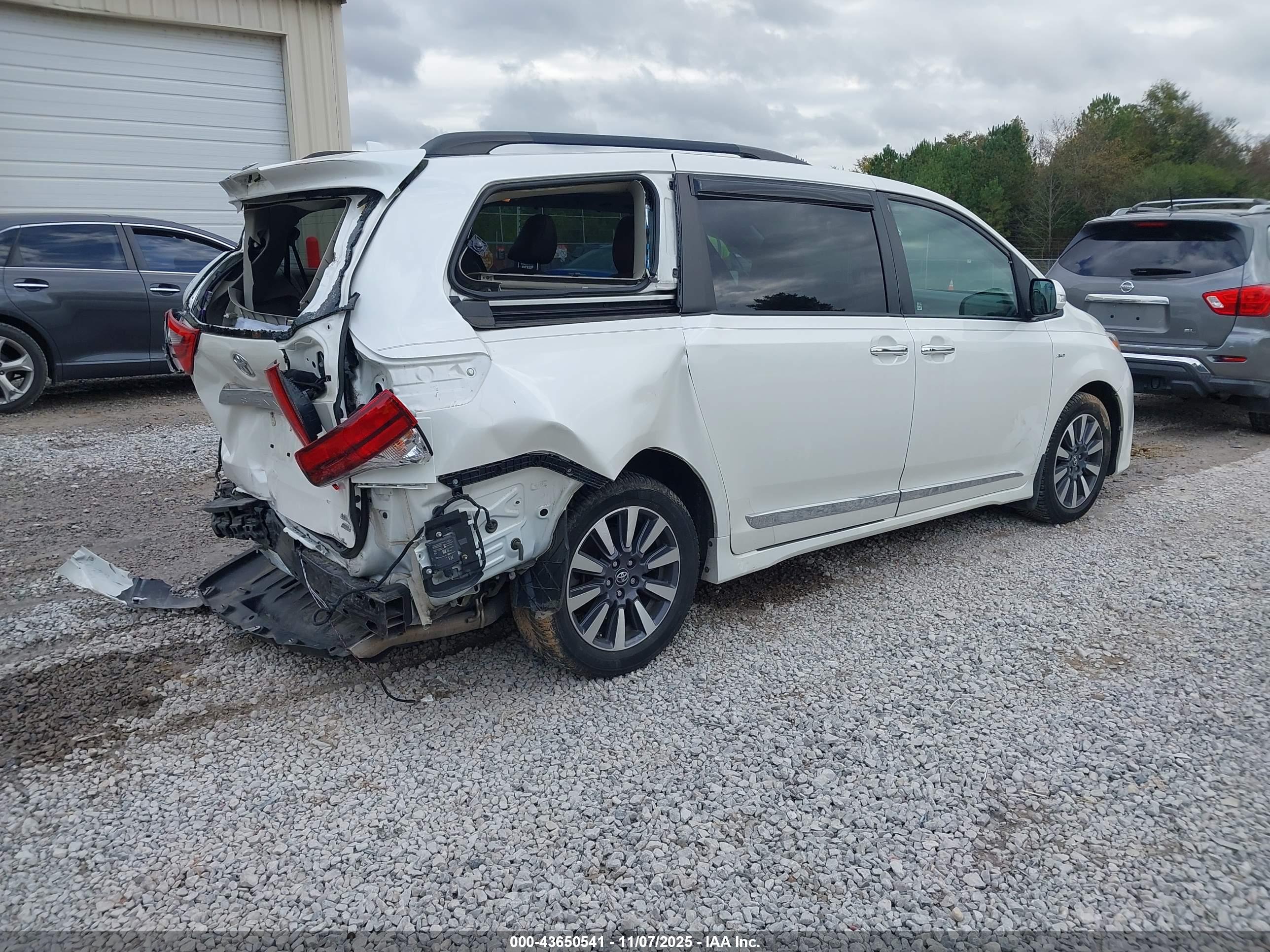 TOYOTA SIENNA image 4