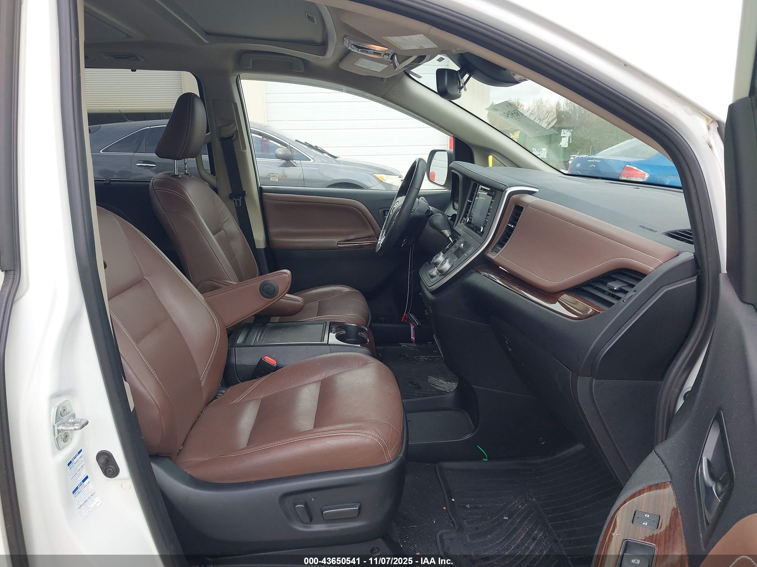 TOYOTA SIENNA image 5