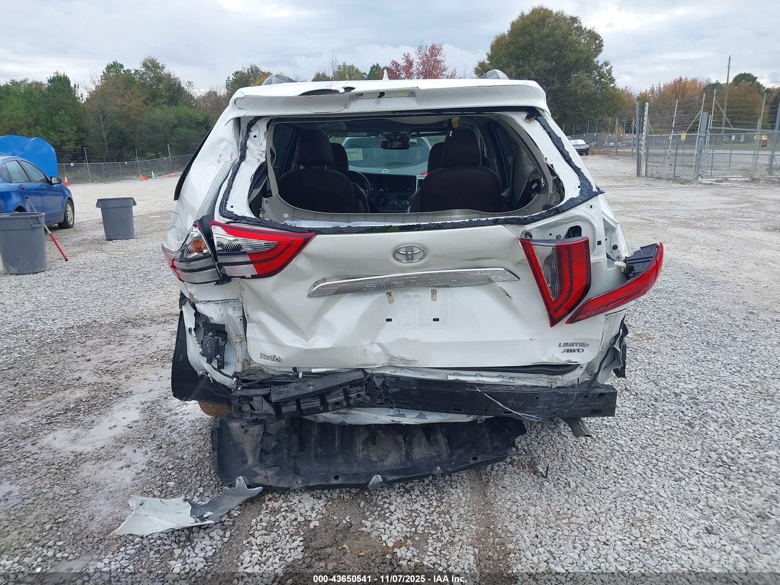 TOYOTA SIENNA image 6