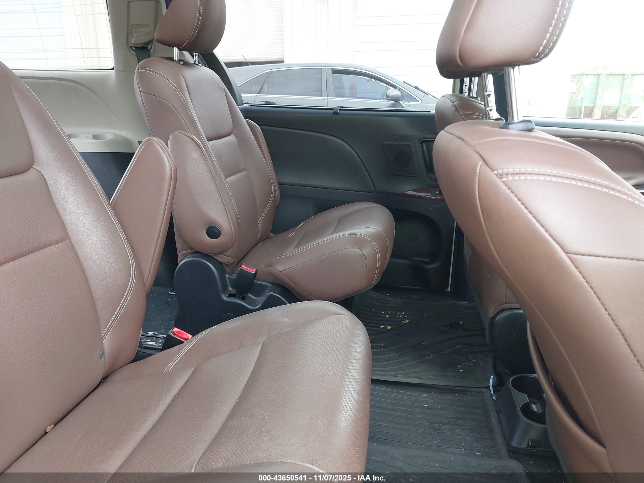 TOYOTA SIENNA image 8