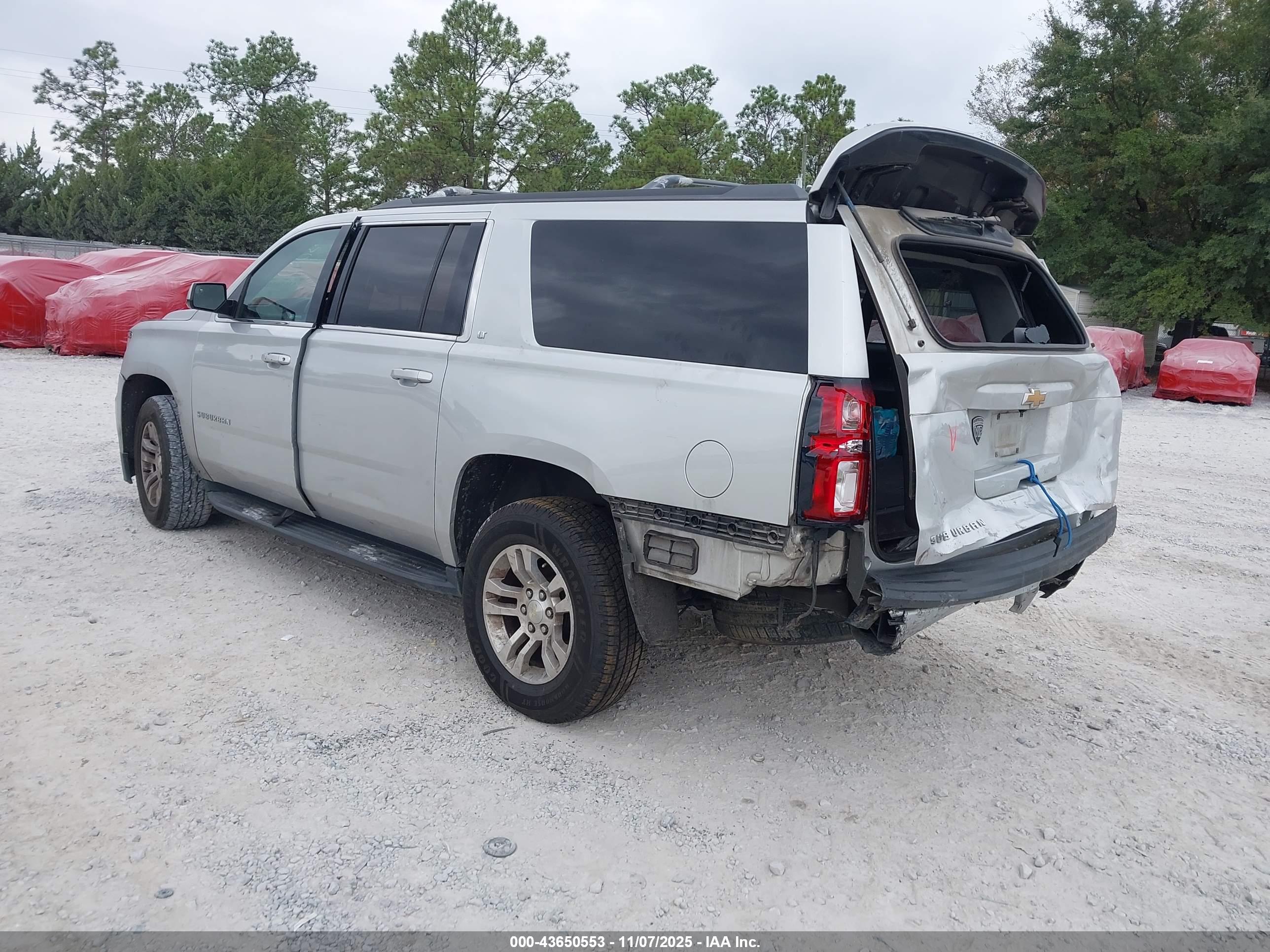 CHEVROLET SUBURBAN image 3