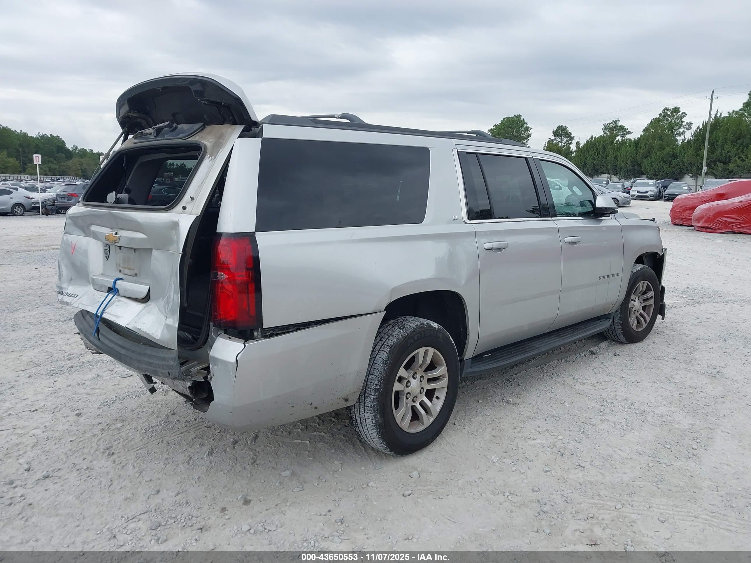CHEVROLET SUBURBAN image 4