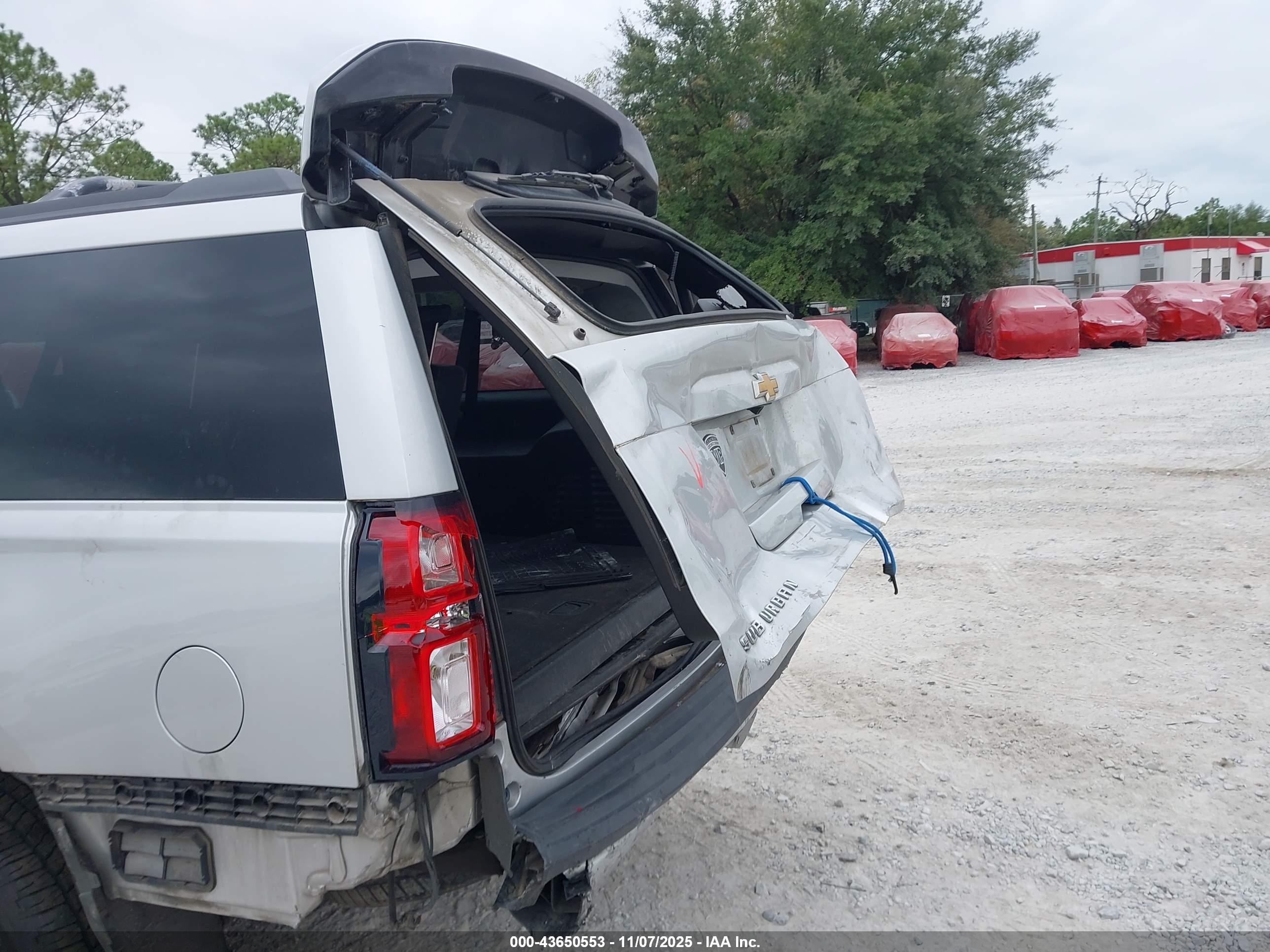 CHEVROLET SUBURBAN image 6