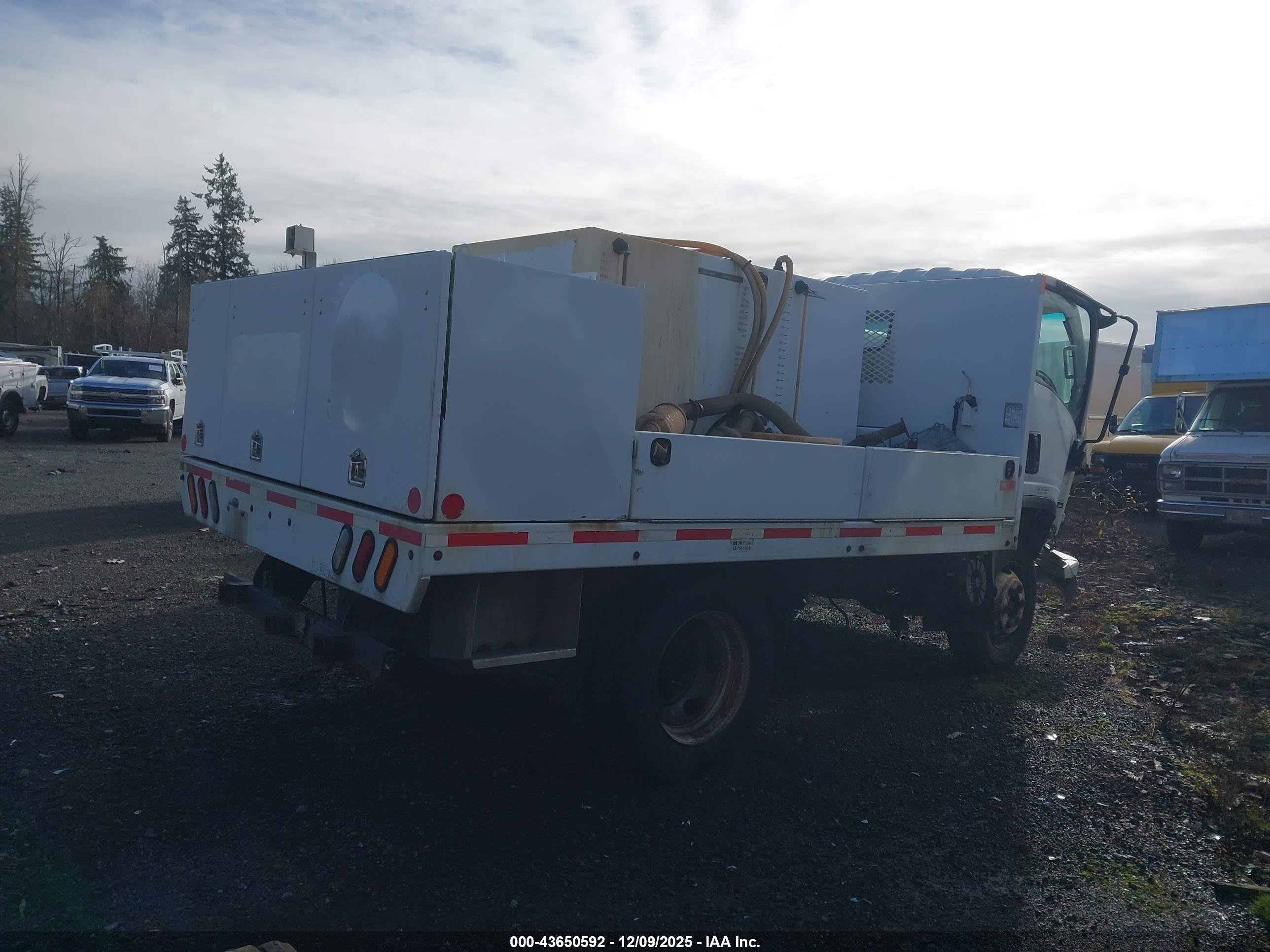 ISUZU NPR image 4