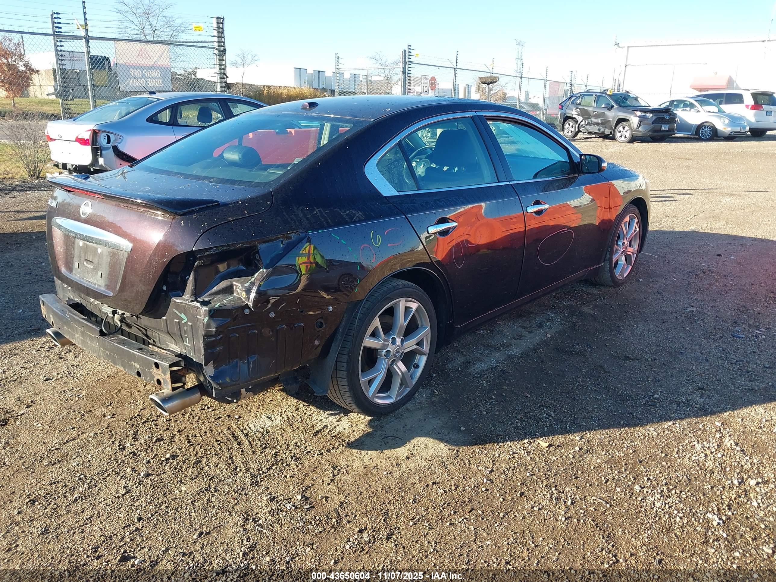 NISSAN MAXIMA image 4