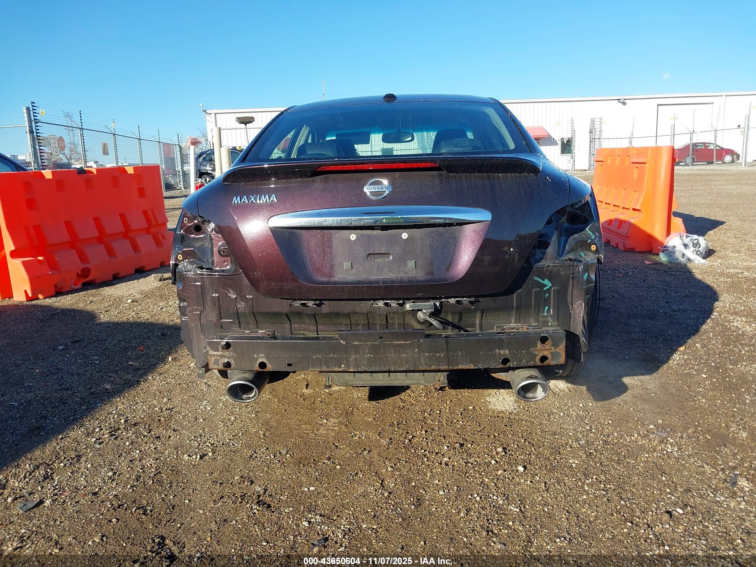 NISSAN MAXIMA image 6