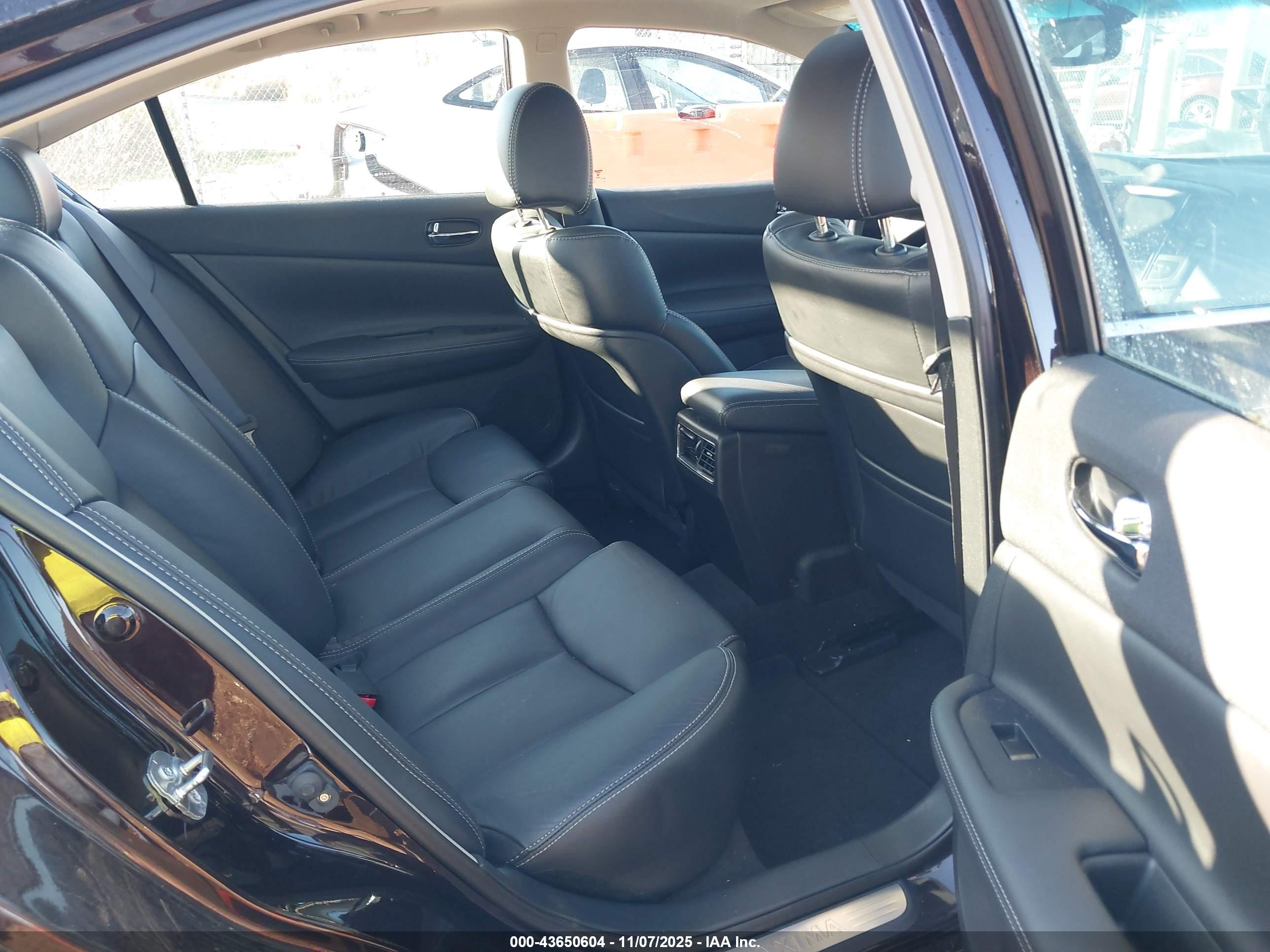 NISSAN MAXIMA image 8