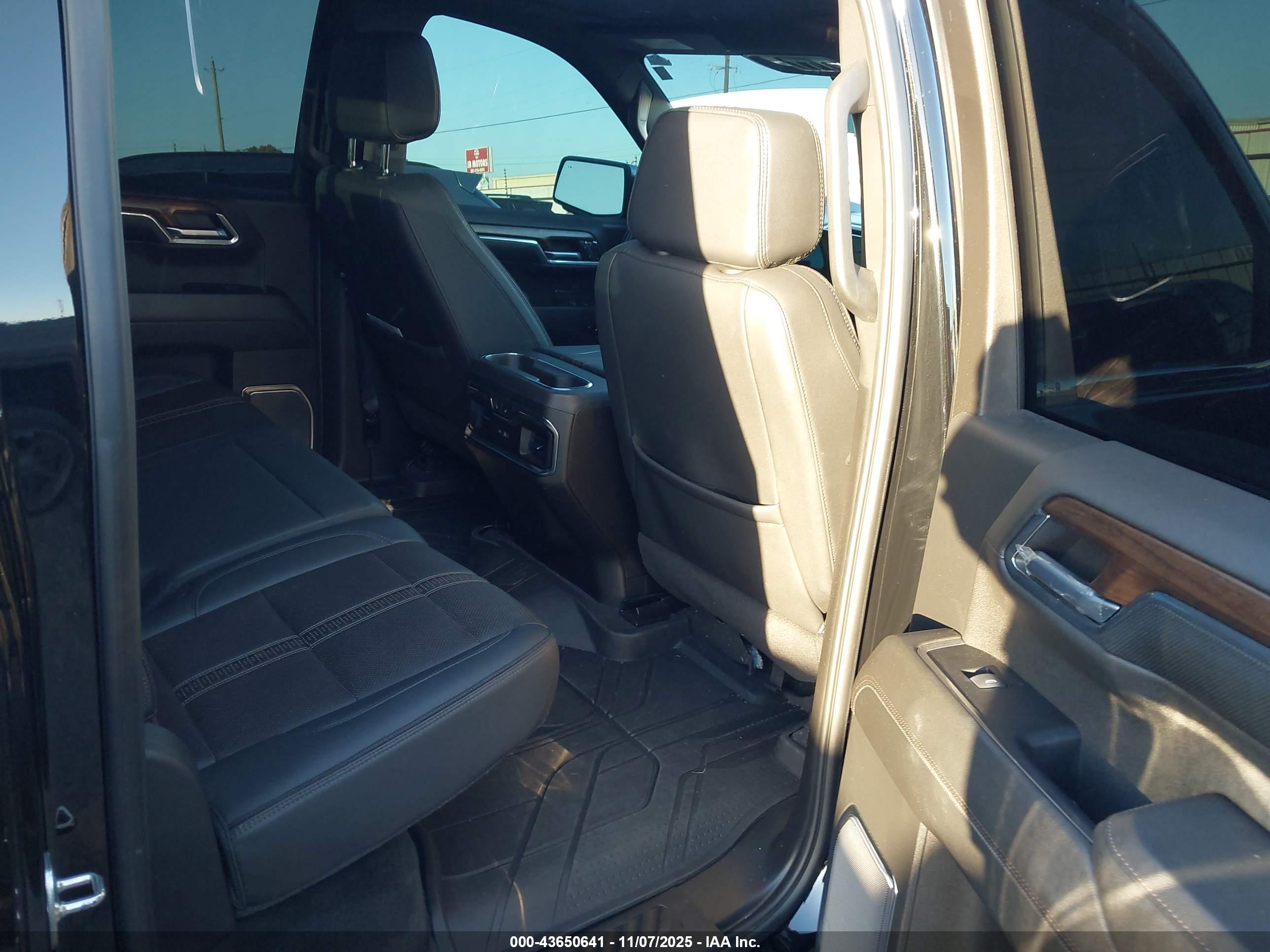 CHEVROLET SILVERADO image 8