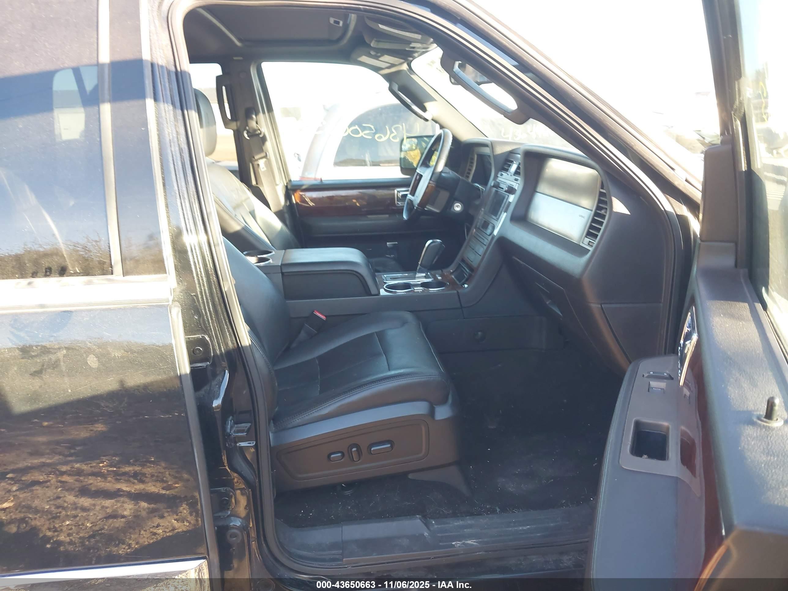 LINCOLN NAVIGATOR image 5
