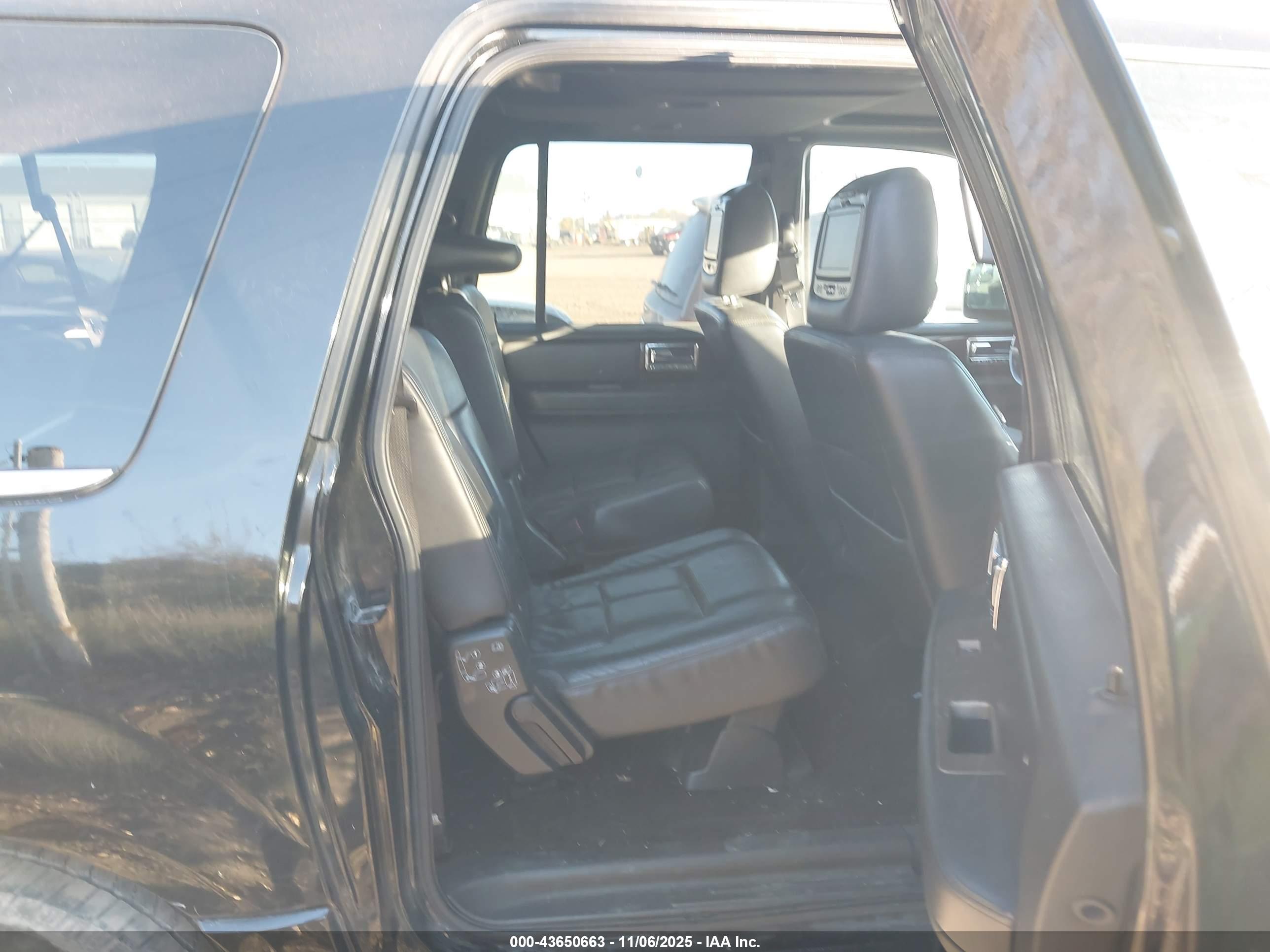 LINCOLN NAVIGATOR image 8