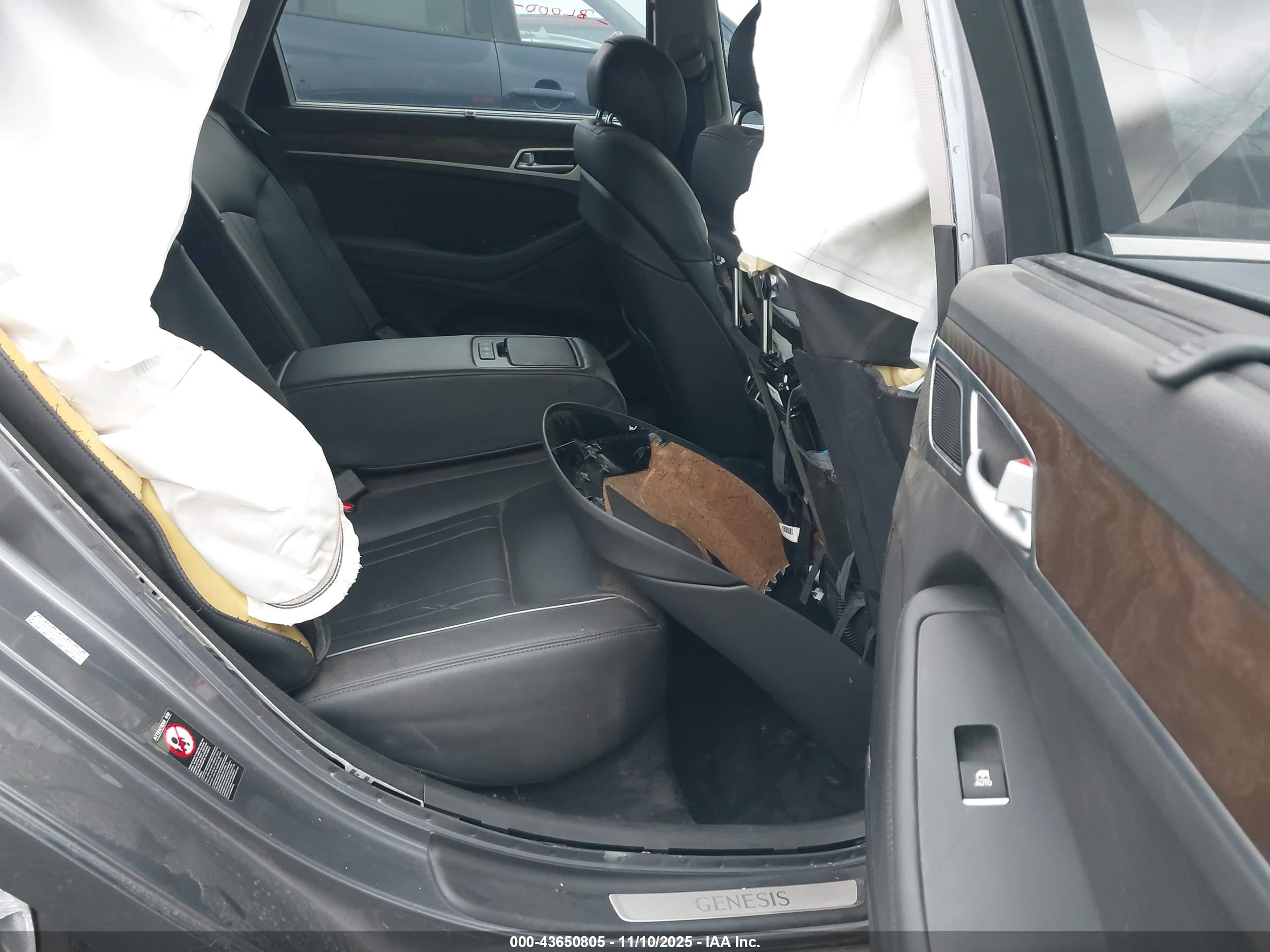 HYUNDAI GENESIS image 8