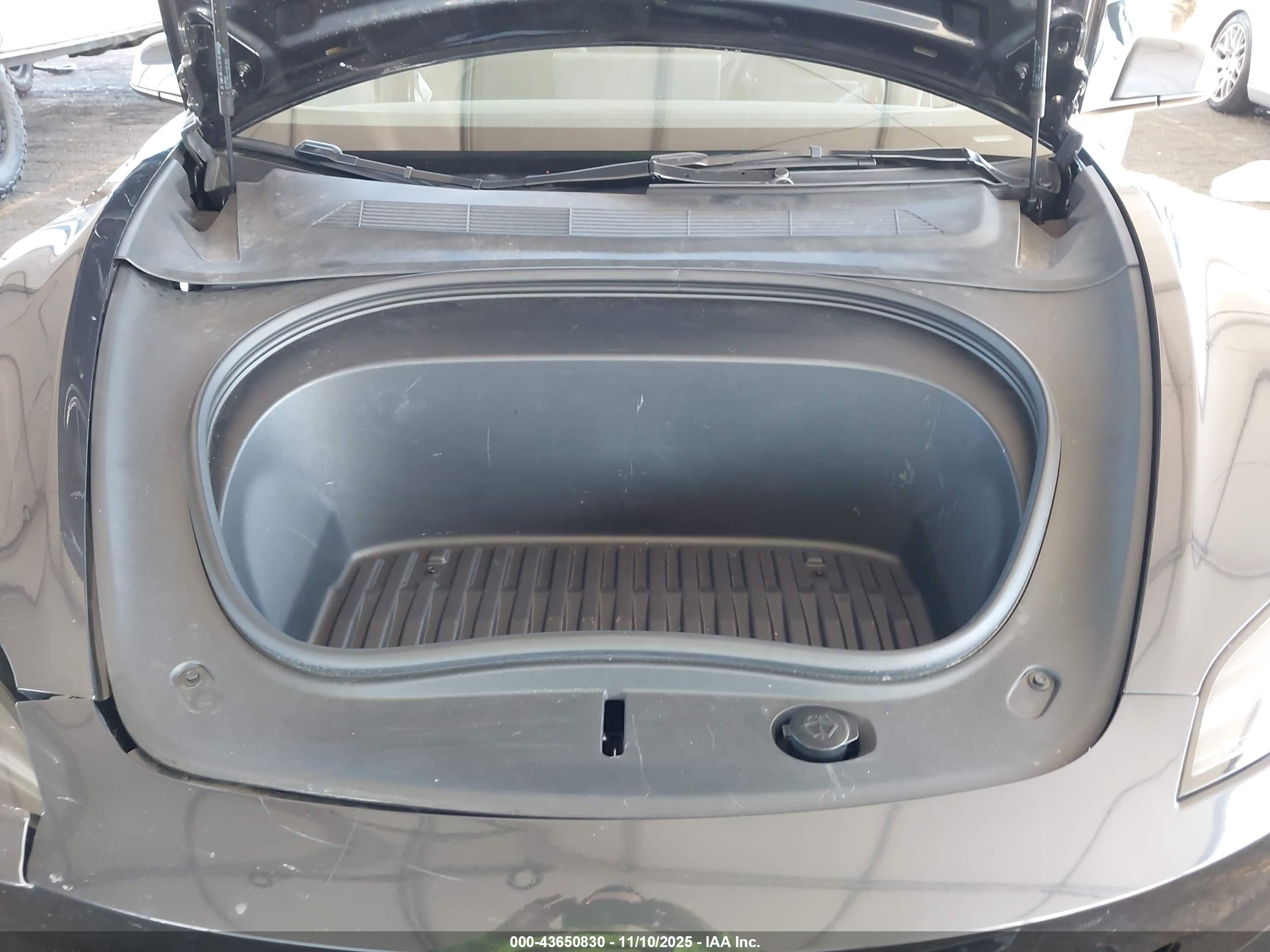 TESLA MODEL image 10