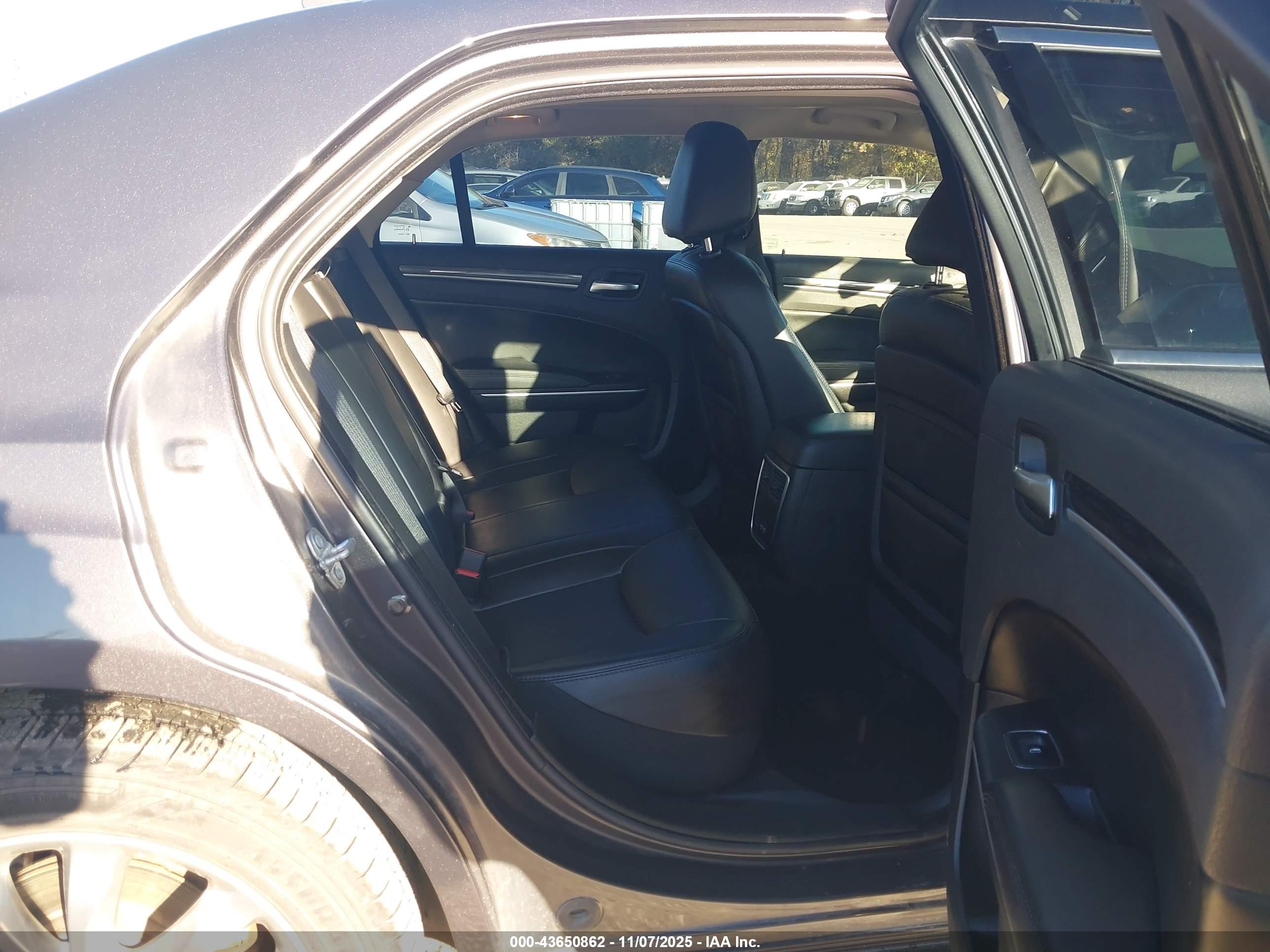 CHRYSLER 300 image 8