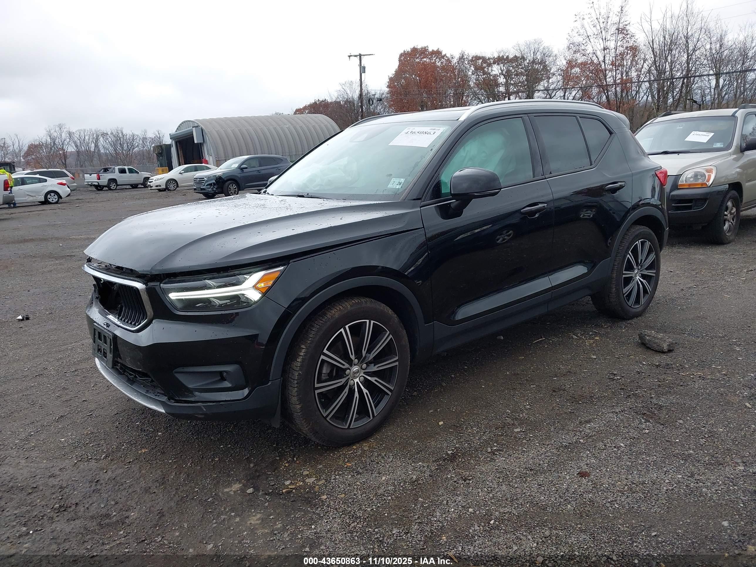VOLVO XC40 image 2