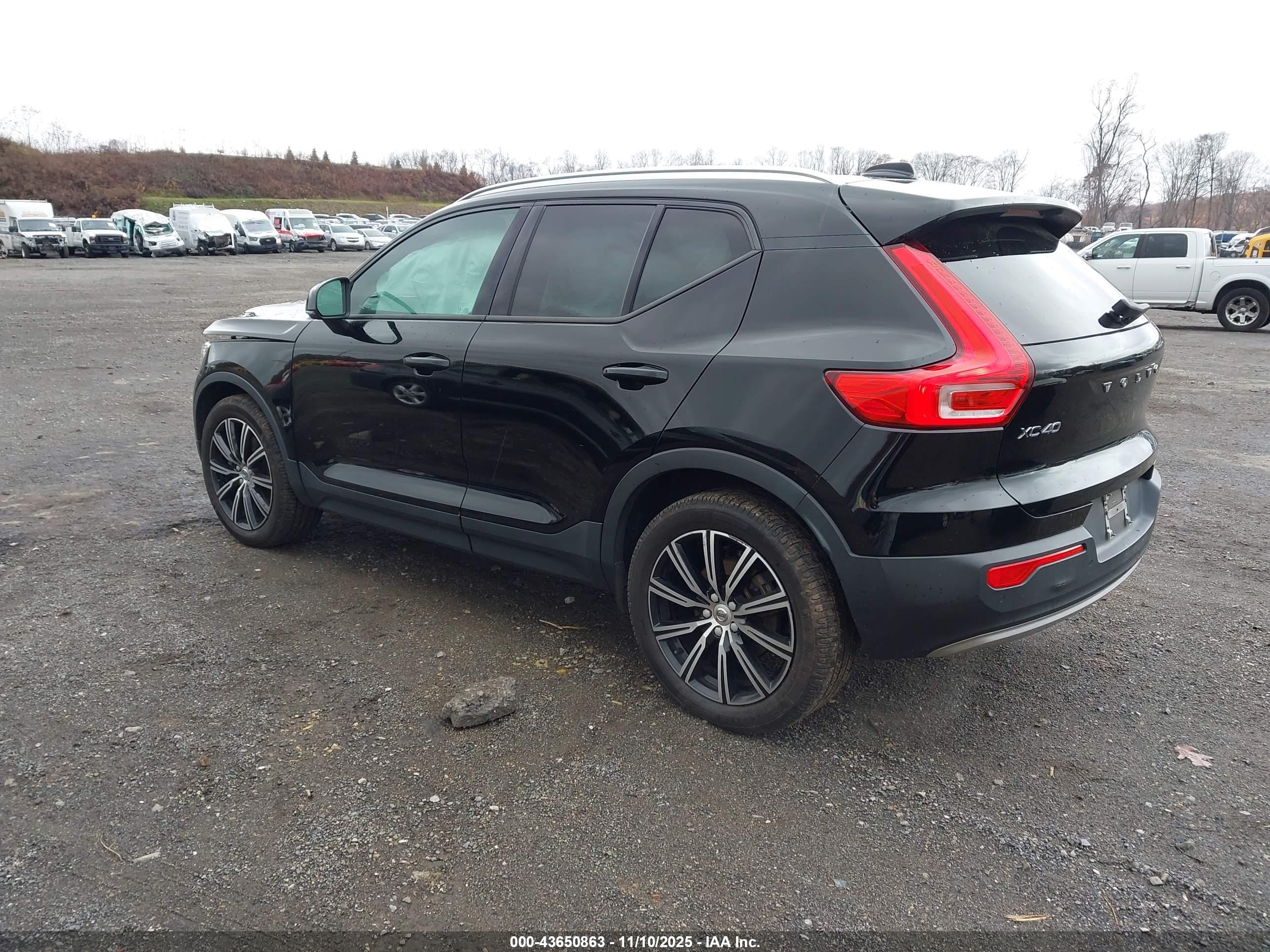 VOLVO XC40 image 3