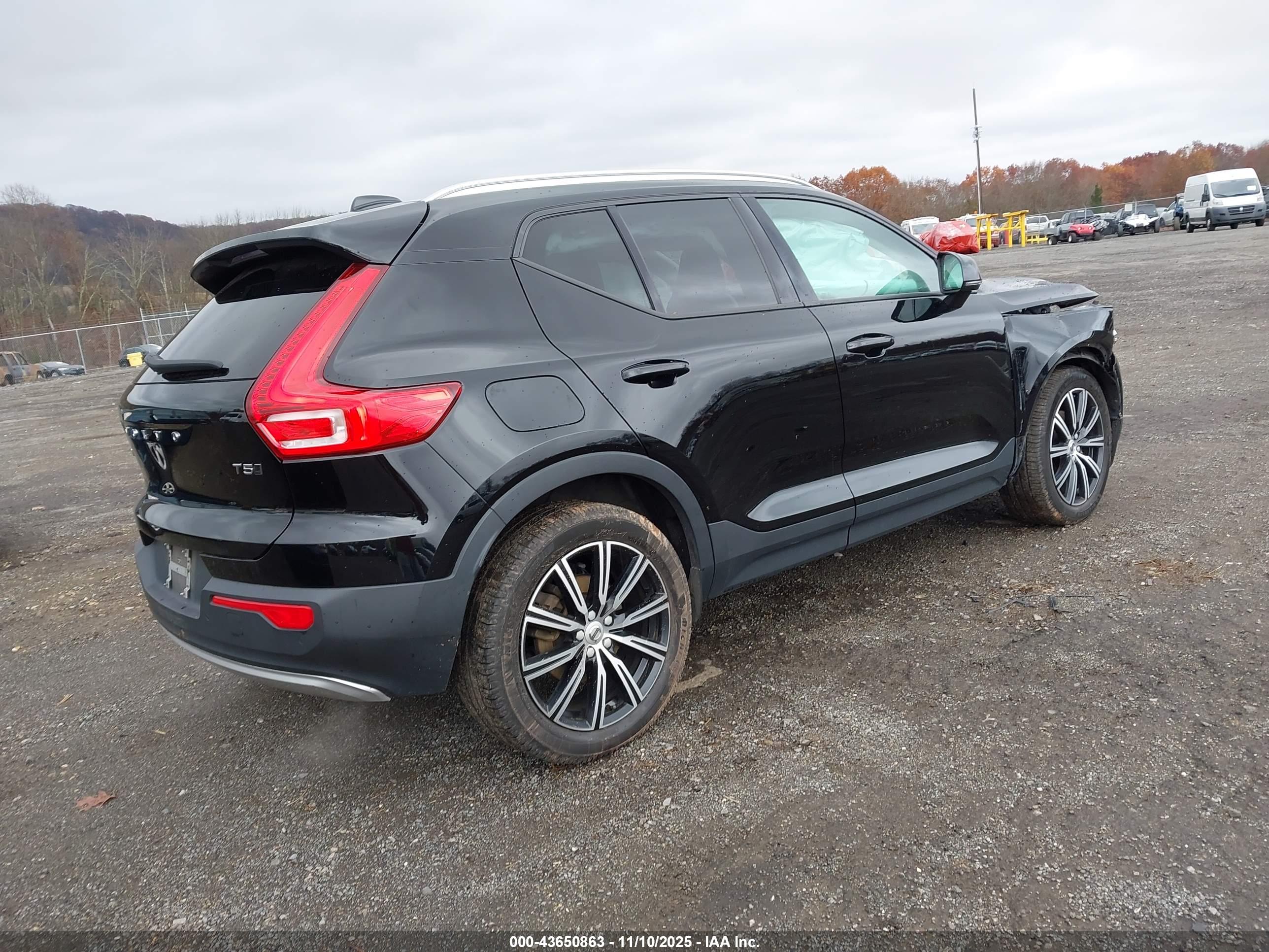 VOLVO XC40 image 4