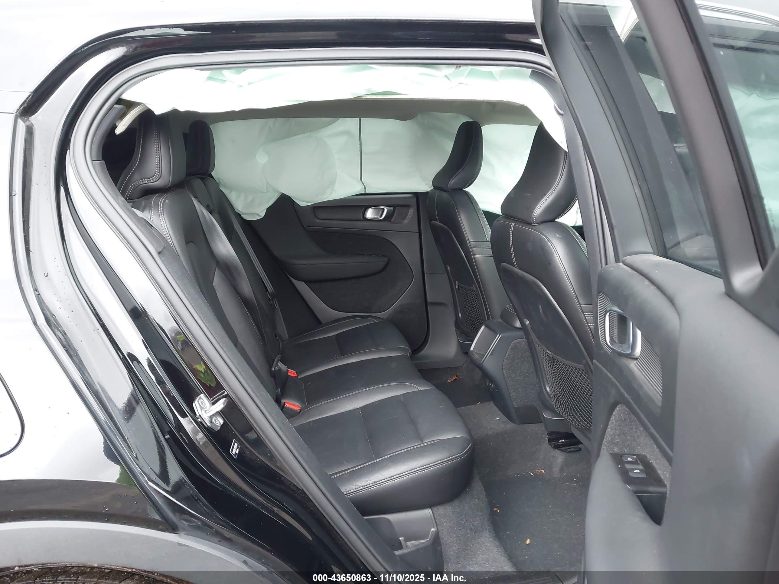 VOLVO XC40 image 8
