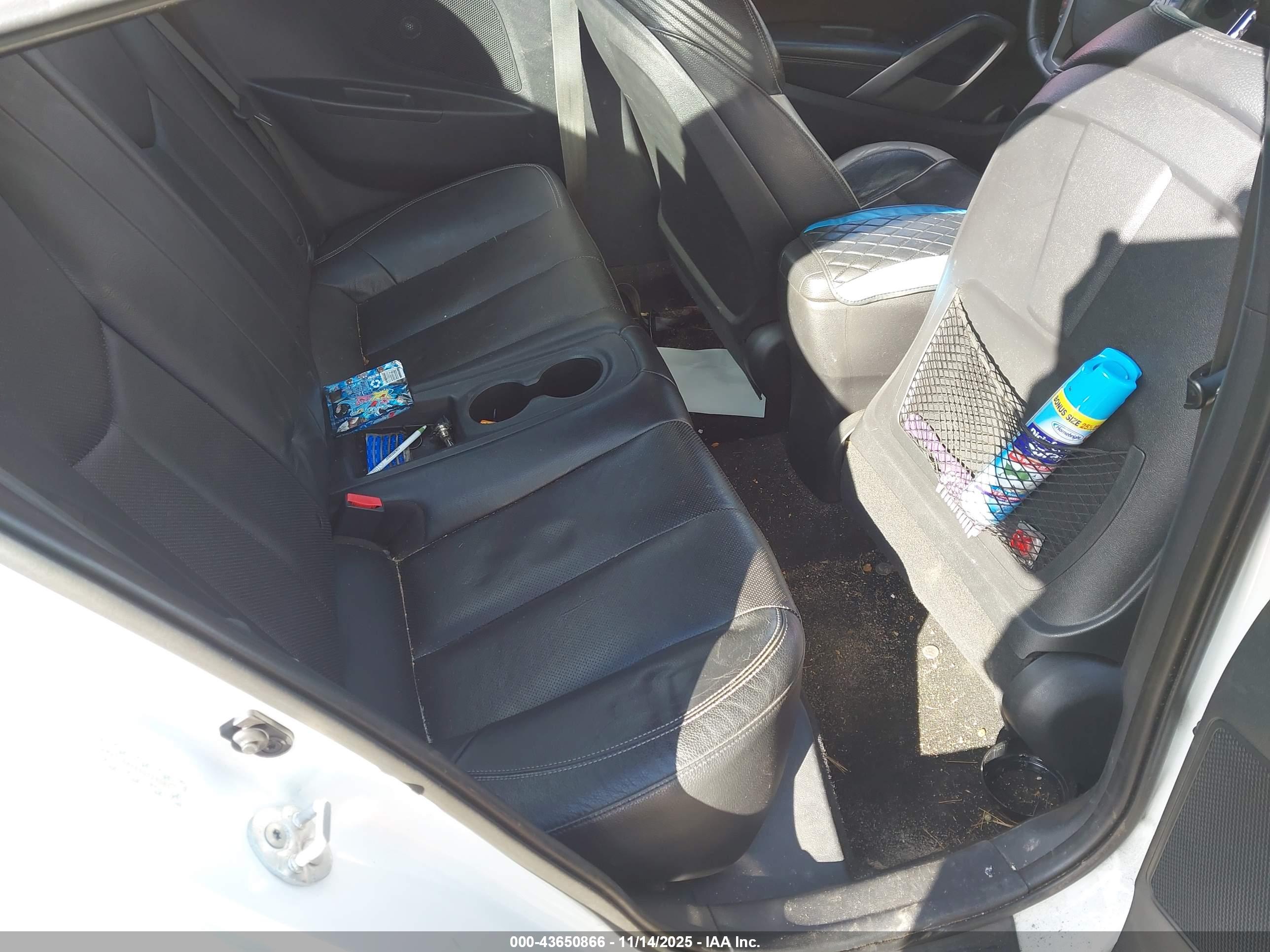 HYUNDAI VELOSTER image 8
