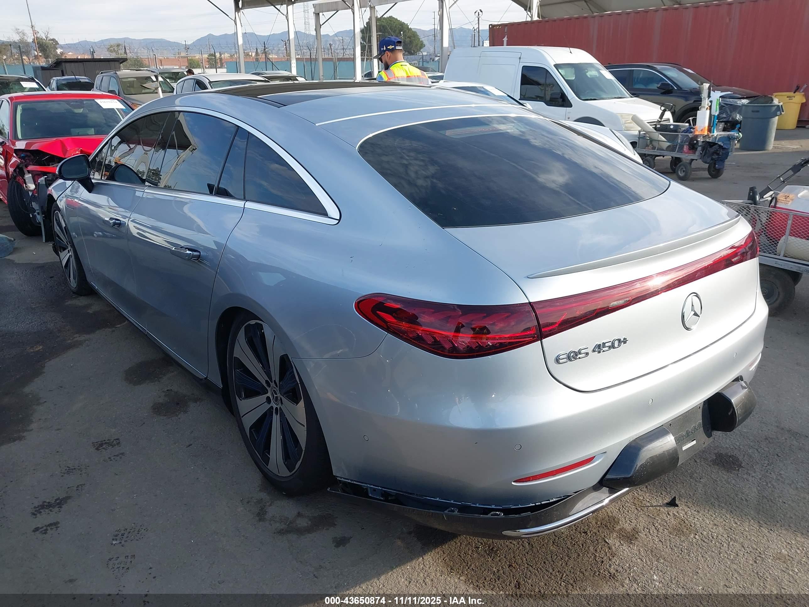 MERCEDES-BENZ EQS image 3