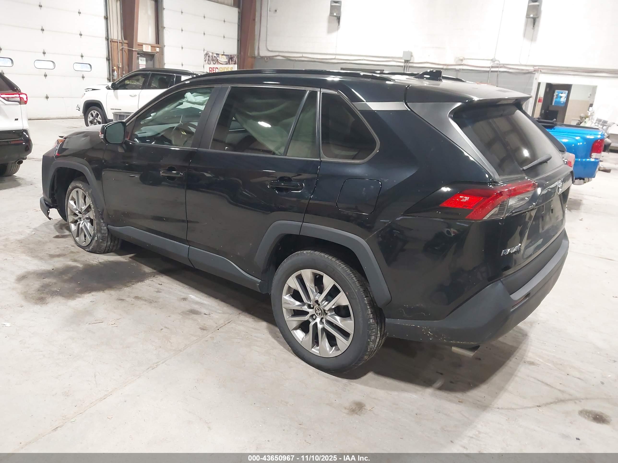TOYOTA RAV4 image 3