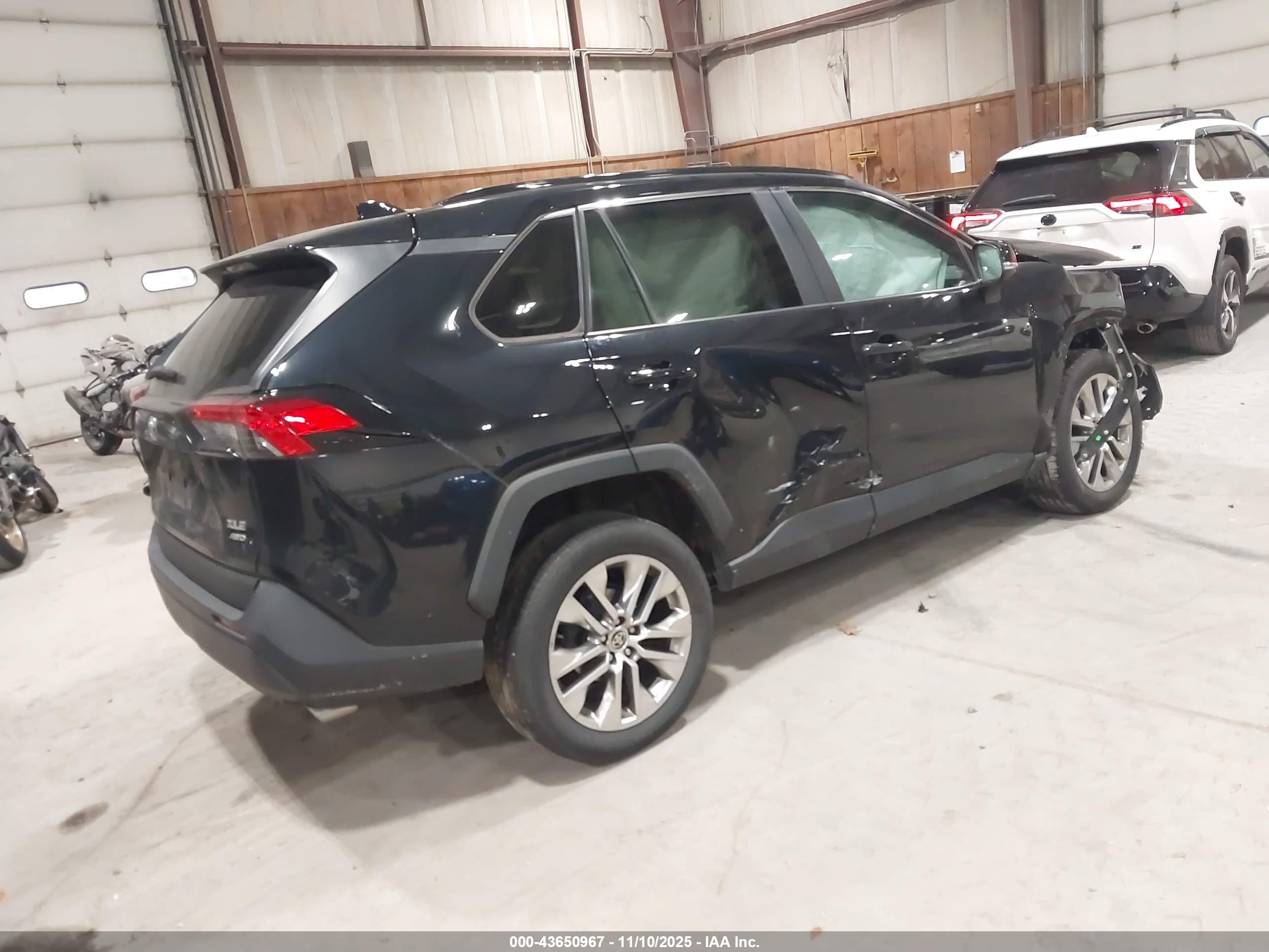 TOYOTA RAV4 image 4