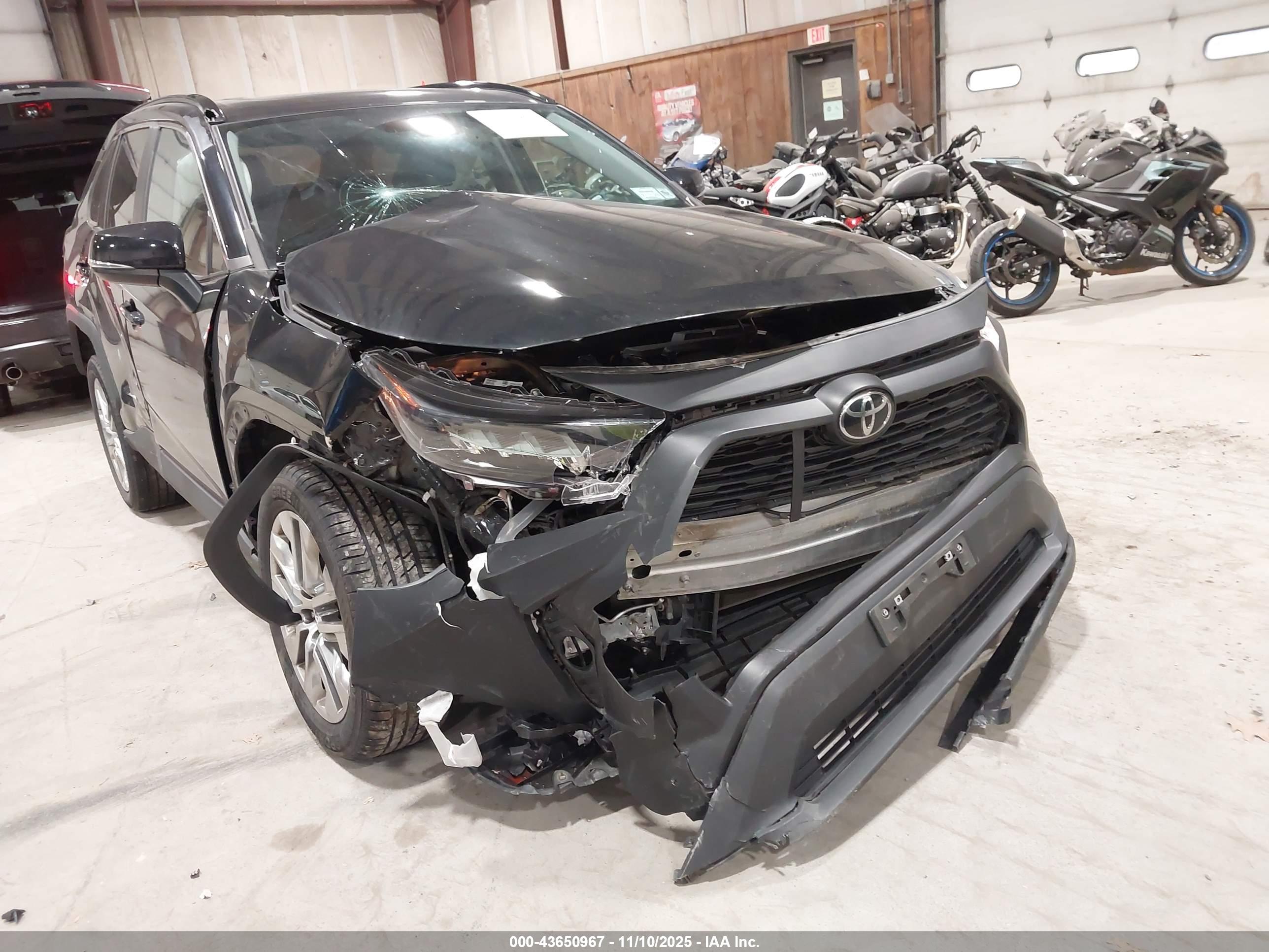 TOYOTA RAV4 image 6