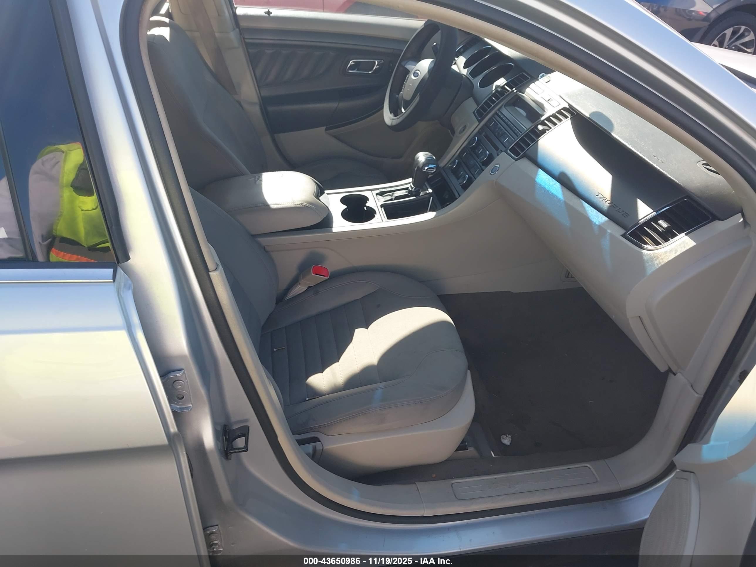 FORD TAURUS image 5