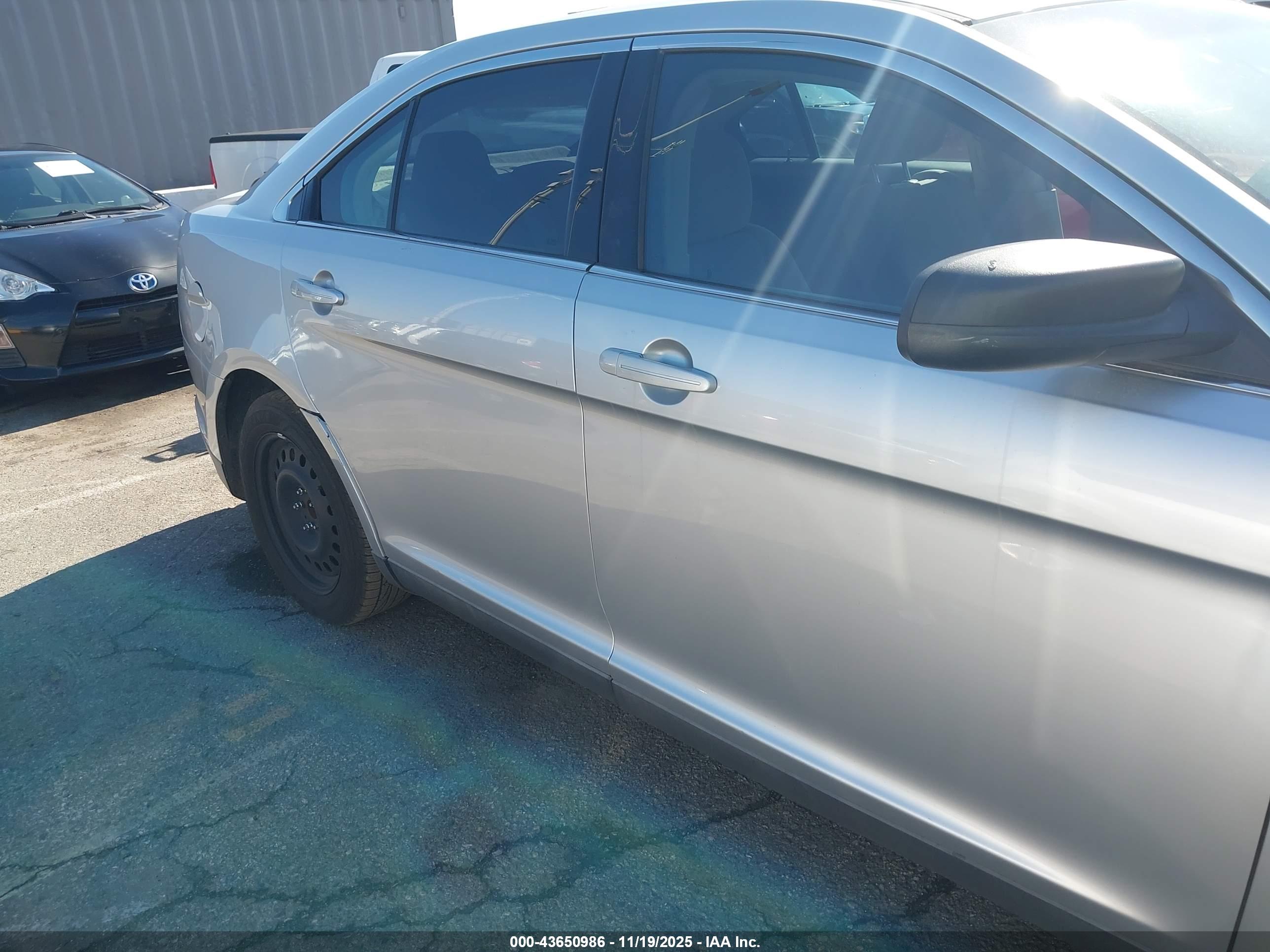 FORD TAURUS image 6